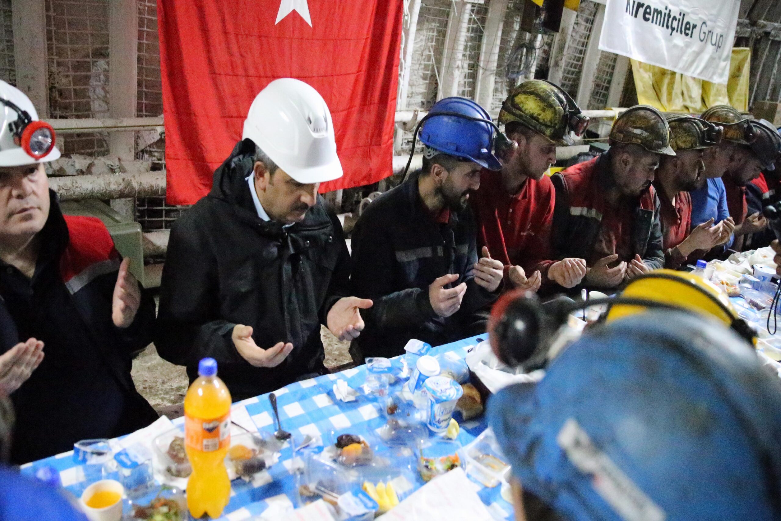 Edirne Valisi Sezer, madencilerle iftar yaptı: haberi