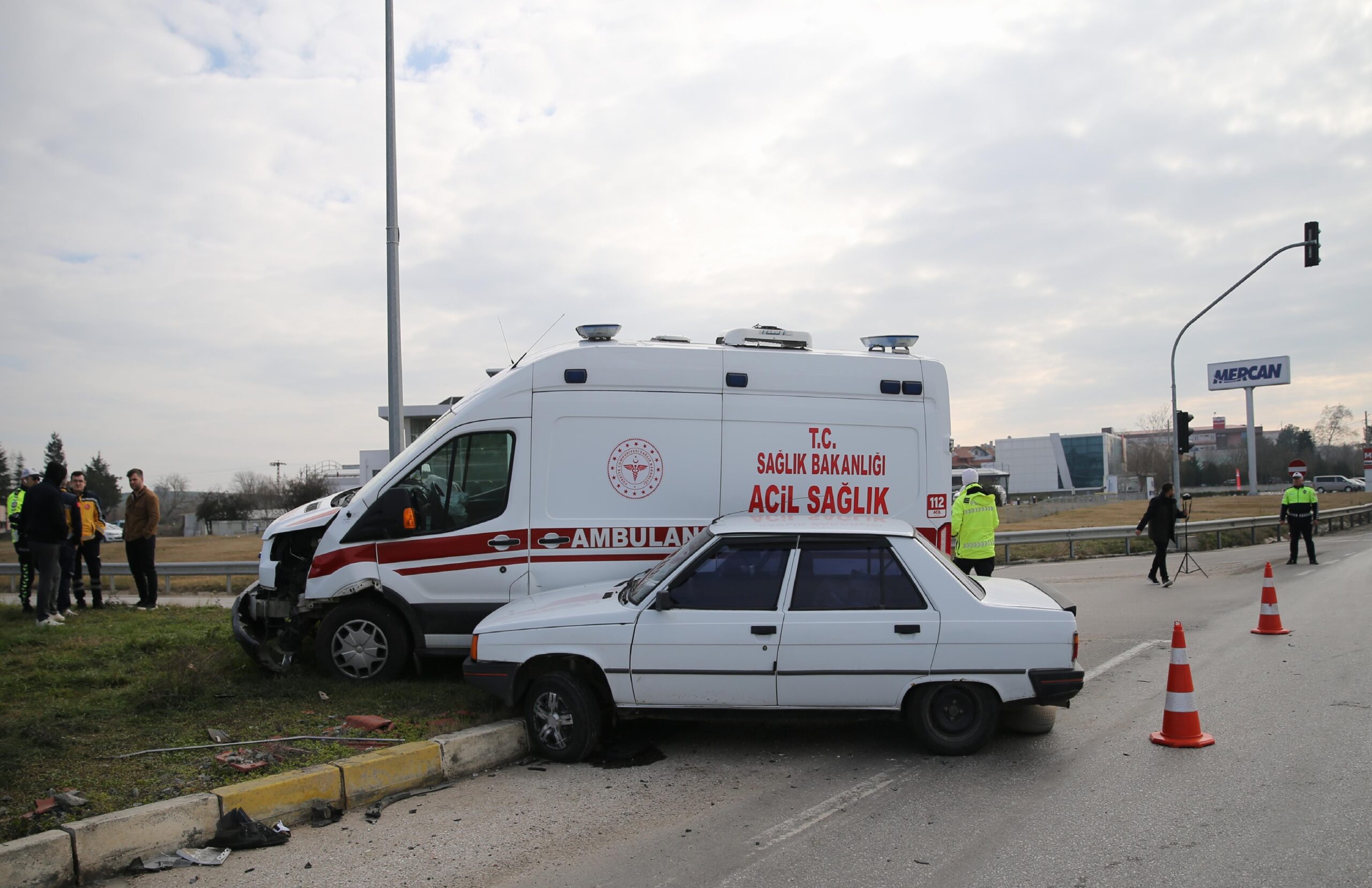 Edirne’de ambulansla otomobilin çarpıştığı kazada 2 kişi yaralandı haberi