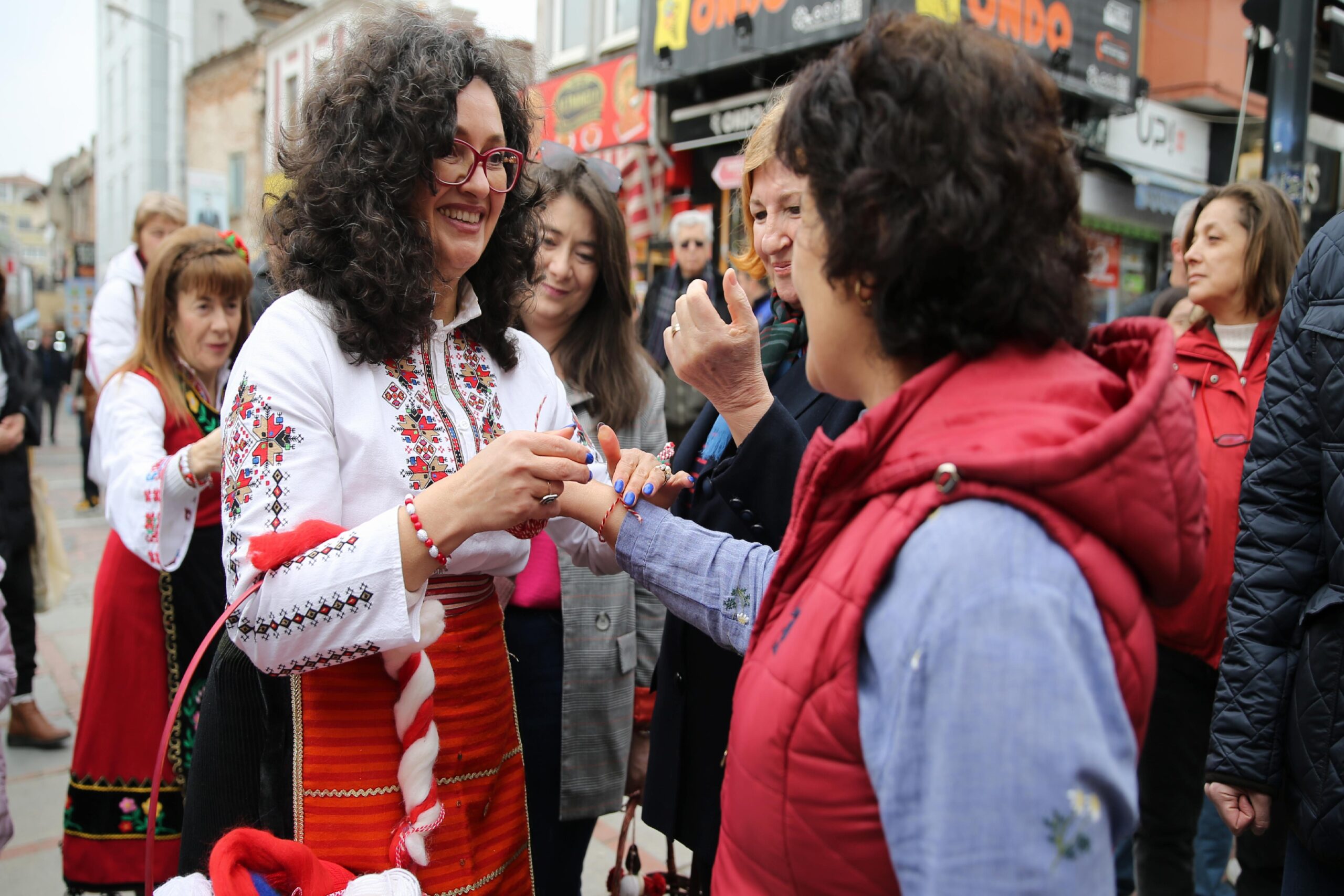 Edirne’de Bulgaristan’ın bahar geleneği olan “marteniçka” bilekliği dağıtıldı haberi