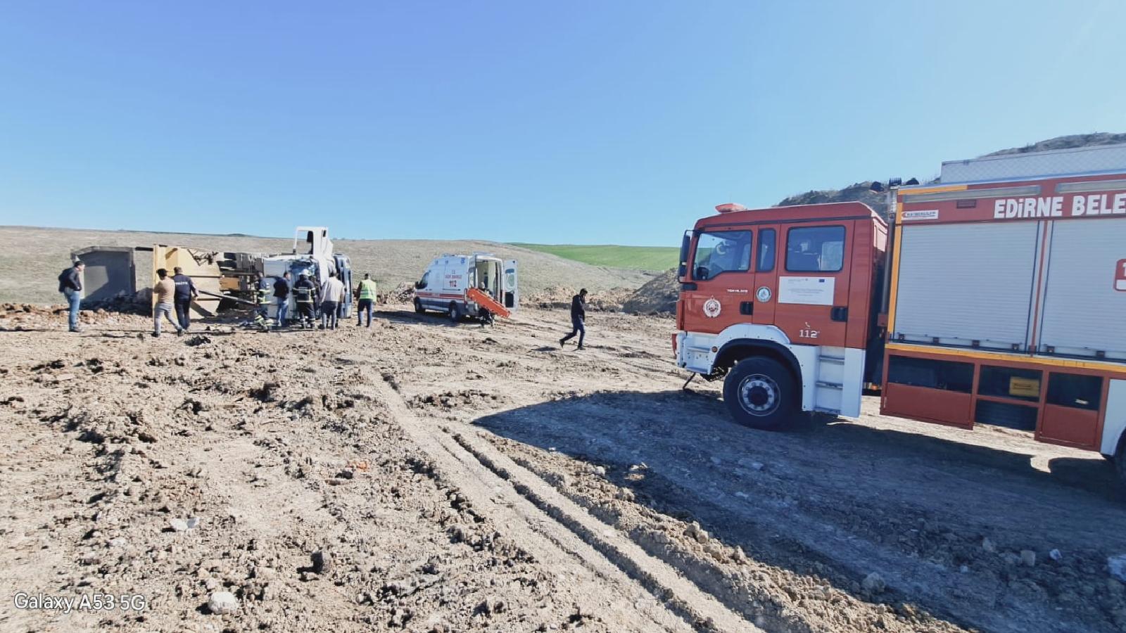 Edirne’de devrilen kamyonun sürücüsü yaralandı haberi