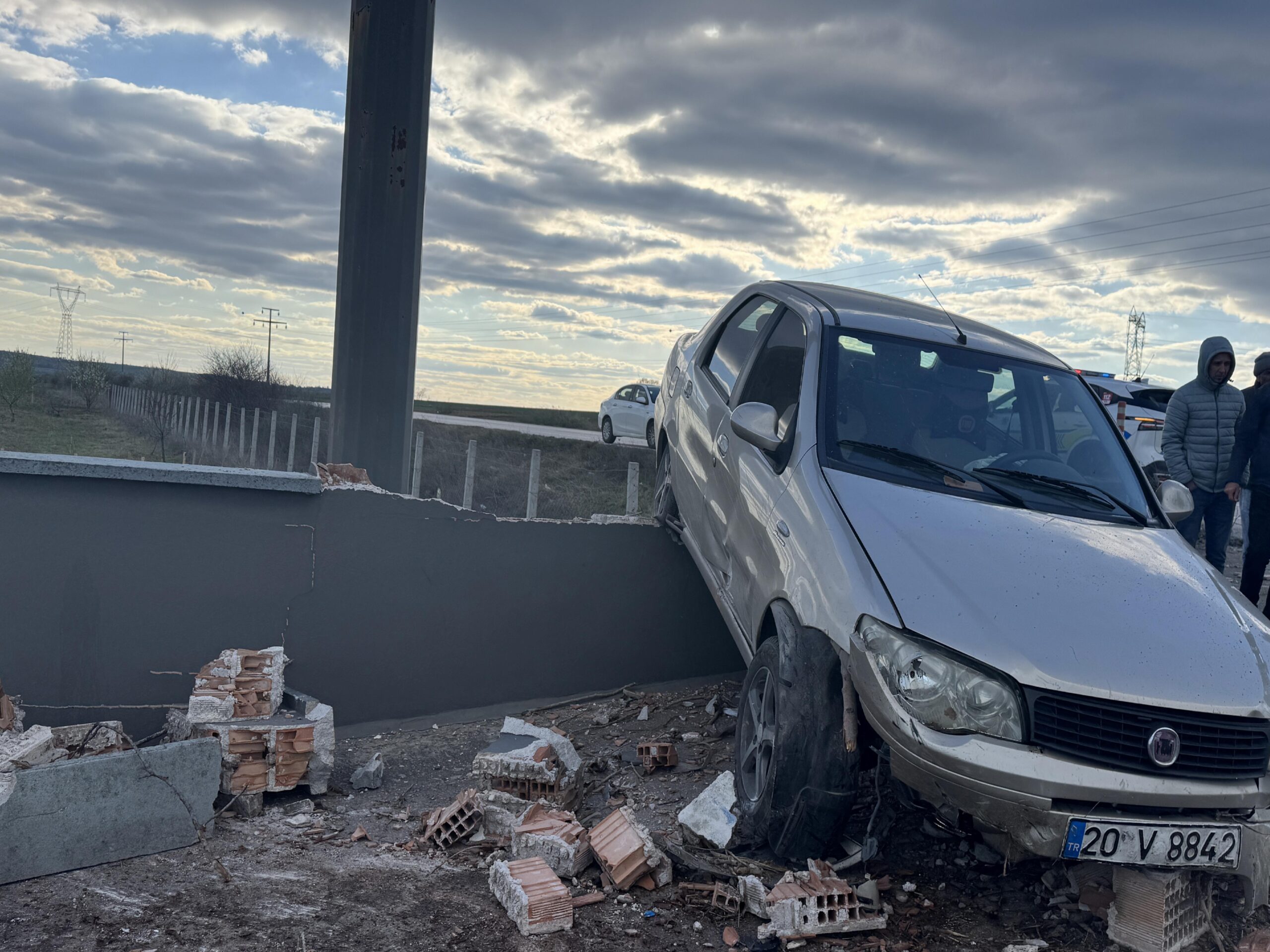 Edirne’de iş yerinin duvarına çarpan otomobilin sürücüsü yaralandı haberi