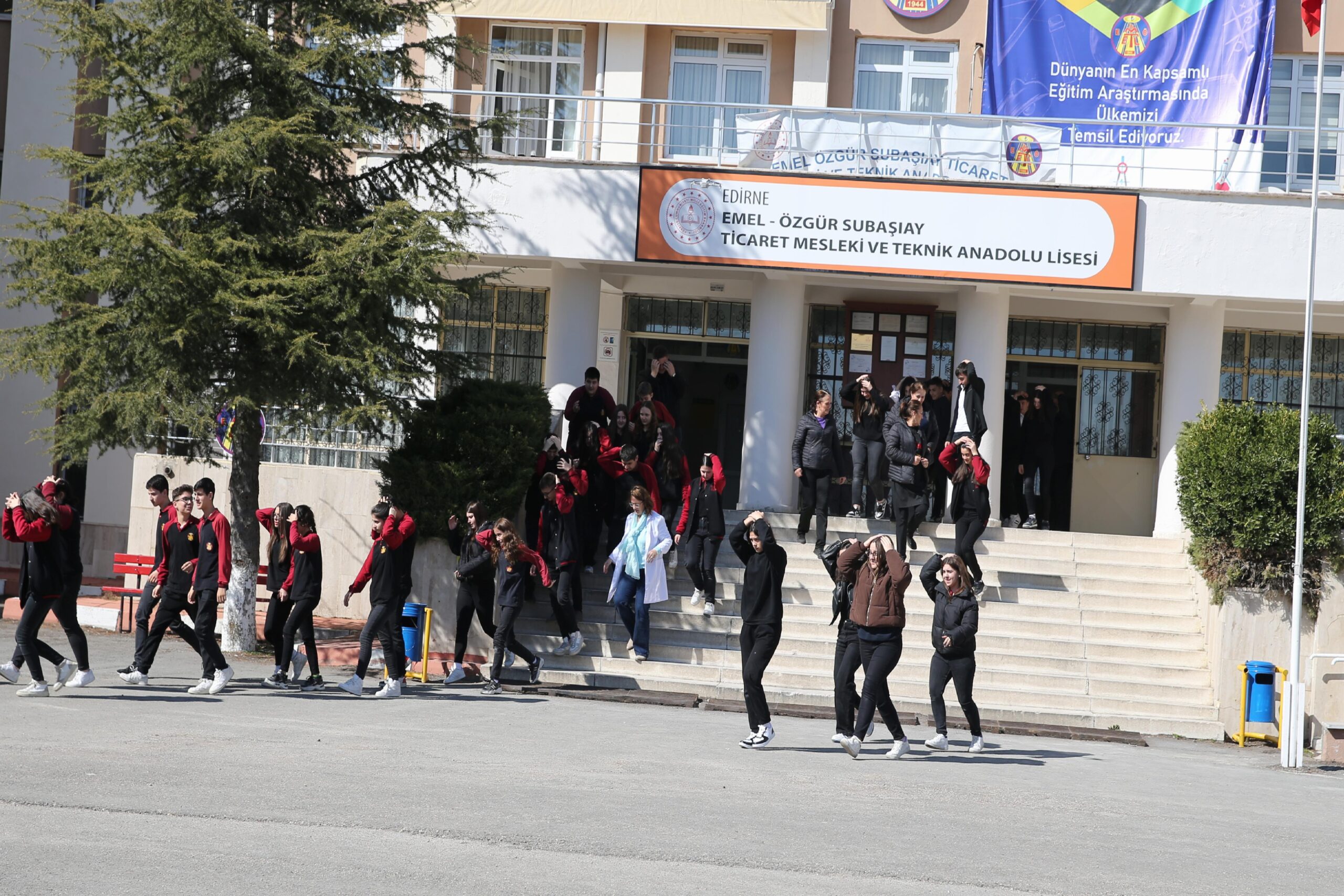 Edirne’de lise öğrencilerine yönelik deprem ve tahliye tatbikatı gerçekleştirildi haberi