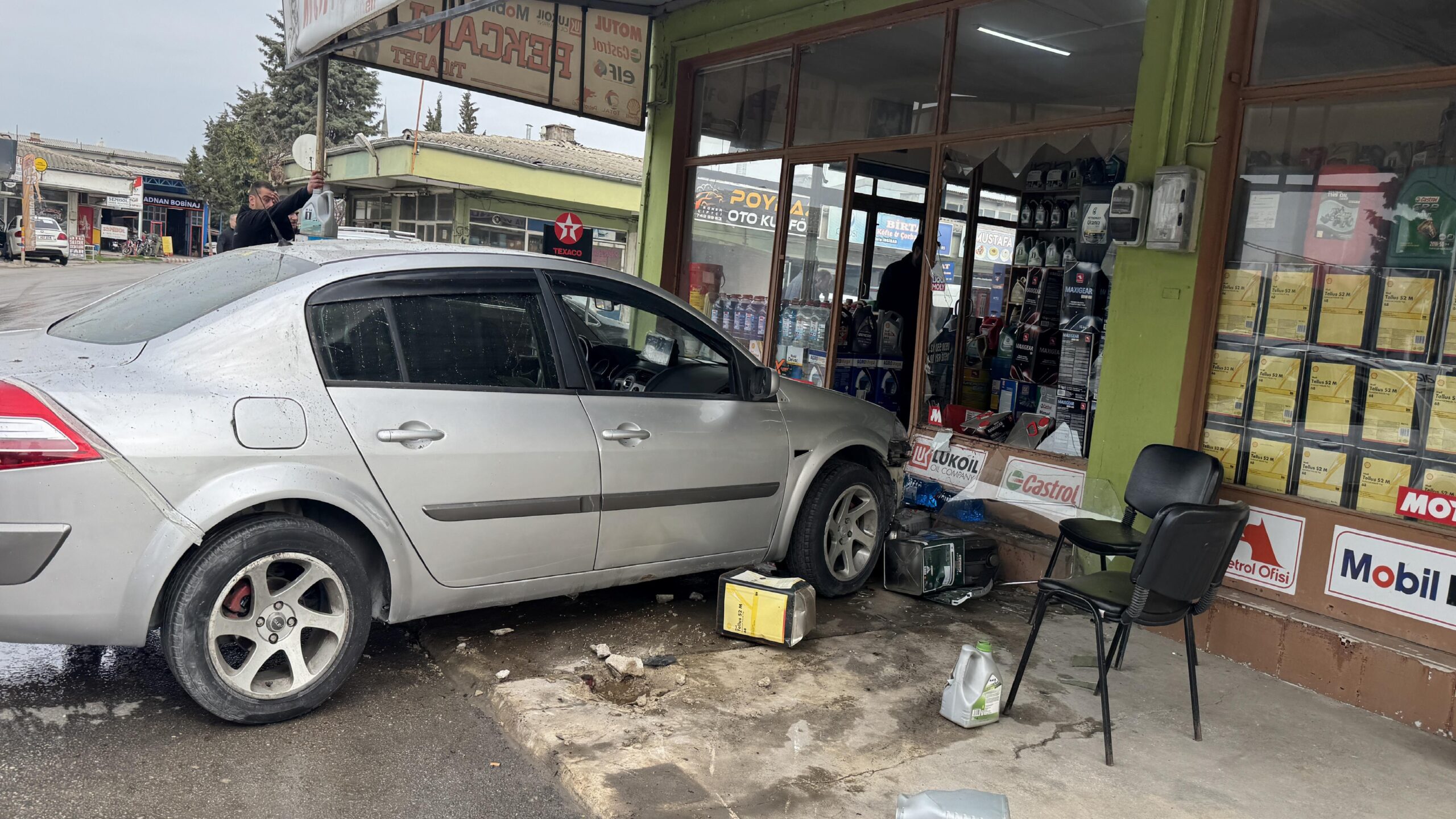 Edirne’de otomobilin iş yerine girme anı güvenlik kamerasında haberi