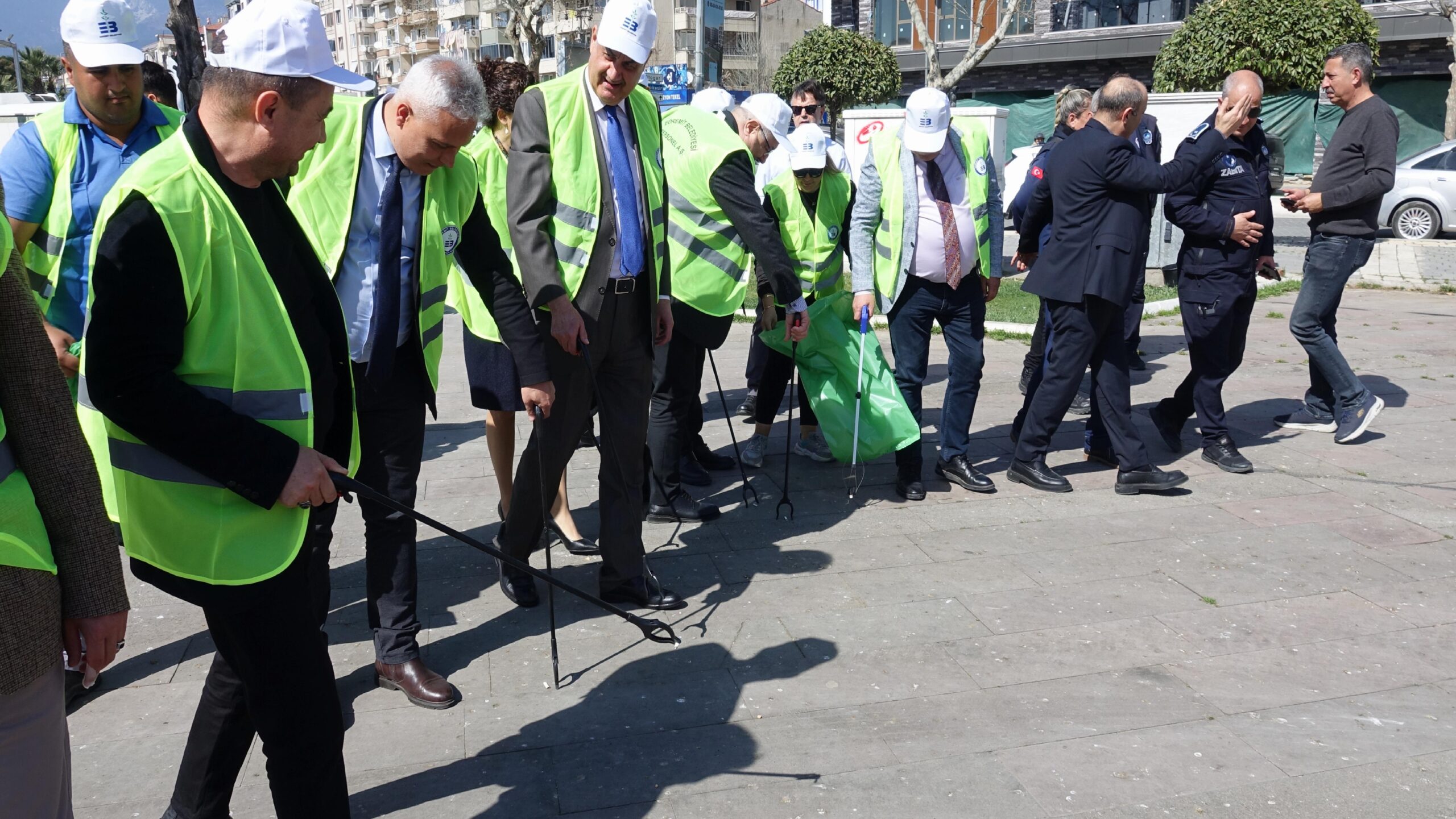 Edremit’te izmarit toplama kampanyası başlatıldı haberi