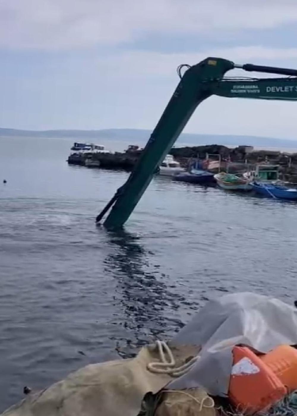 Gelibolu’da balıkçı teknelerinin bulunduğu liman temizlendi haberi