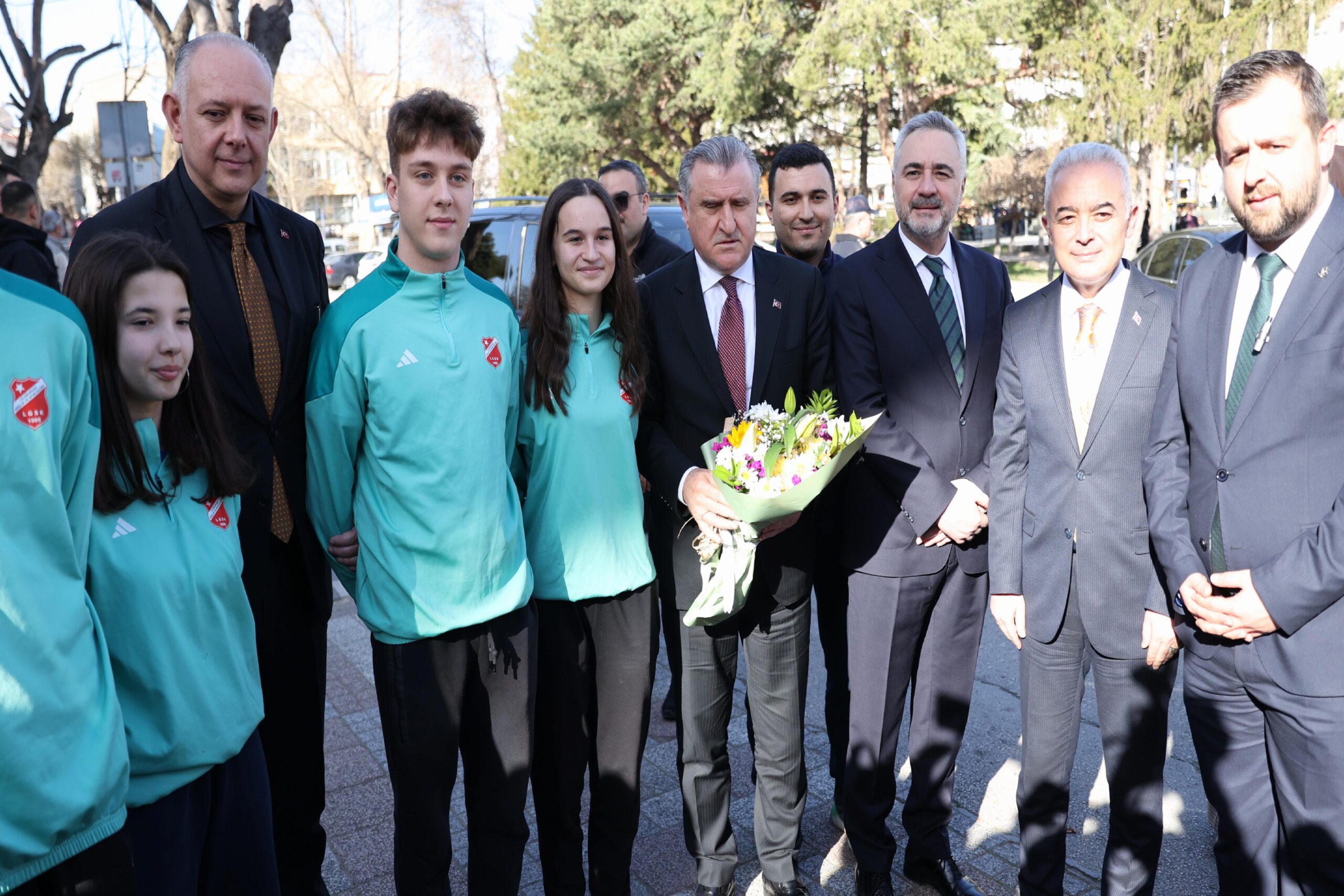 Gençlik ve Spor Bakanı Bak, Kırklareli’nde Roman vatandaşlarla iftar yaptı: haberi