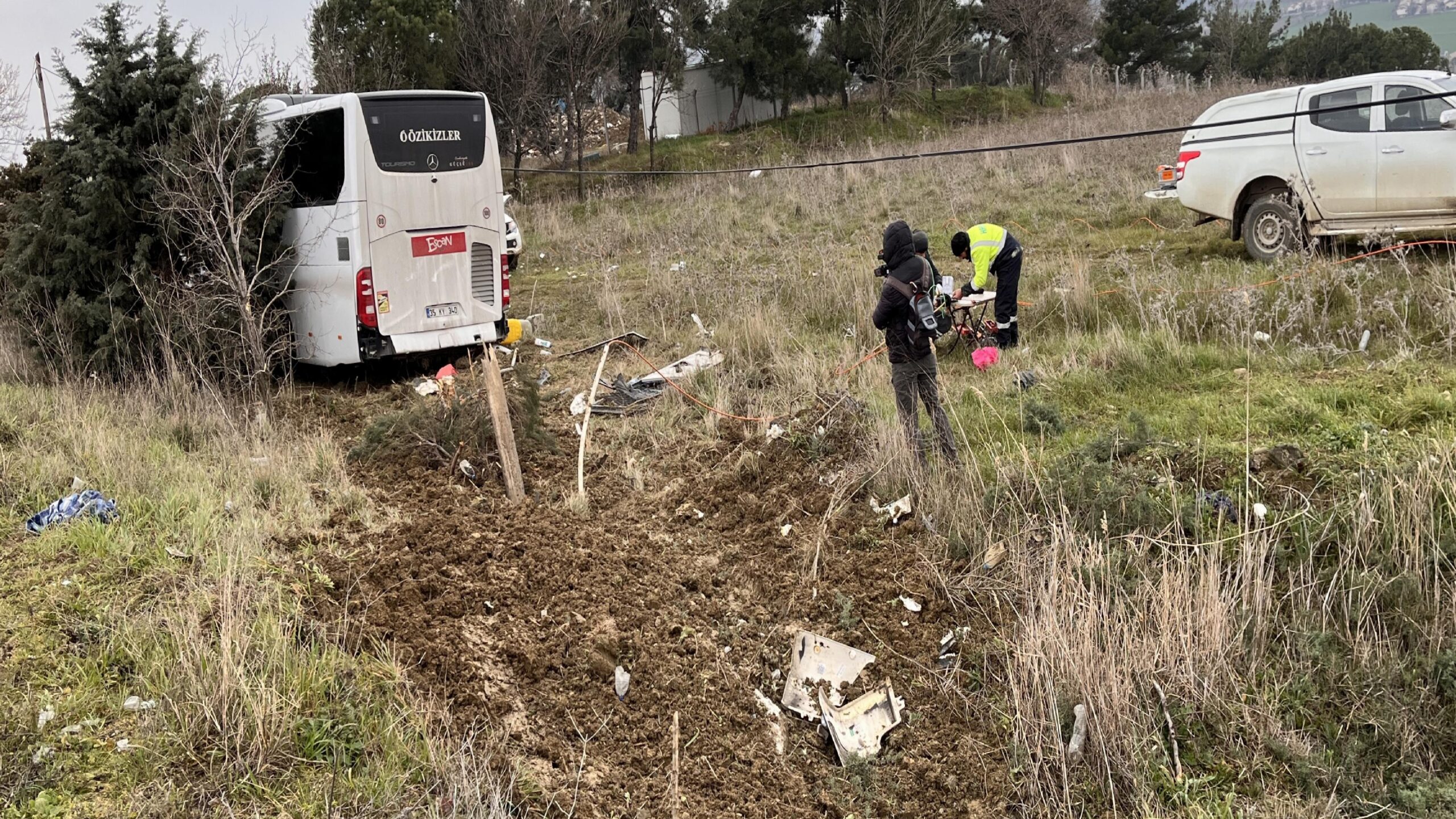 GÜNCELLEME 2 – Çanakkale’de yoldan çıkıp boş araziye giren tur otobüsündeki 40 kişi yaralandı haberi