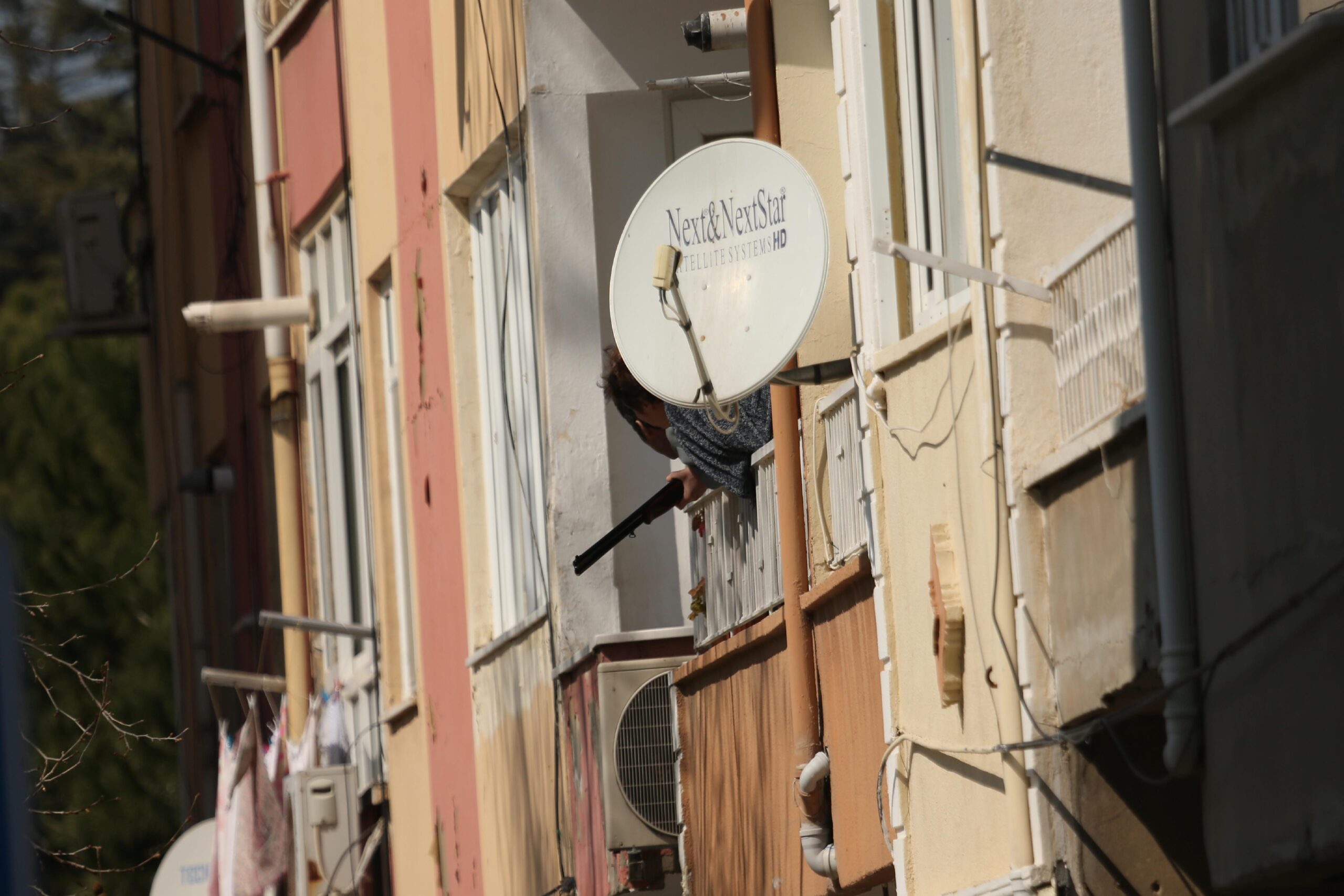 GÜNCELLEME – Çanakkale’de tüfekle çıktığı balkondan sokaktaki kişiyi vuran zanlı, polis tarafından etkisiz hale getirildi haberi