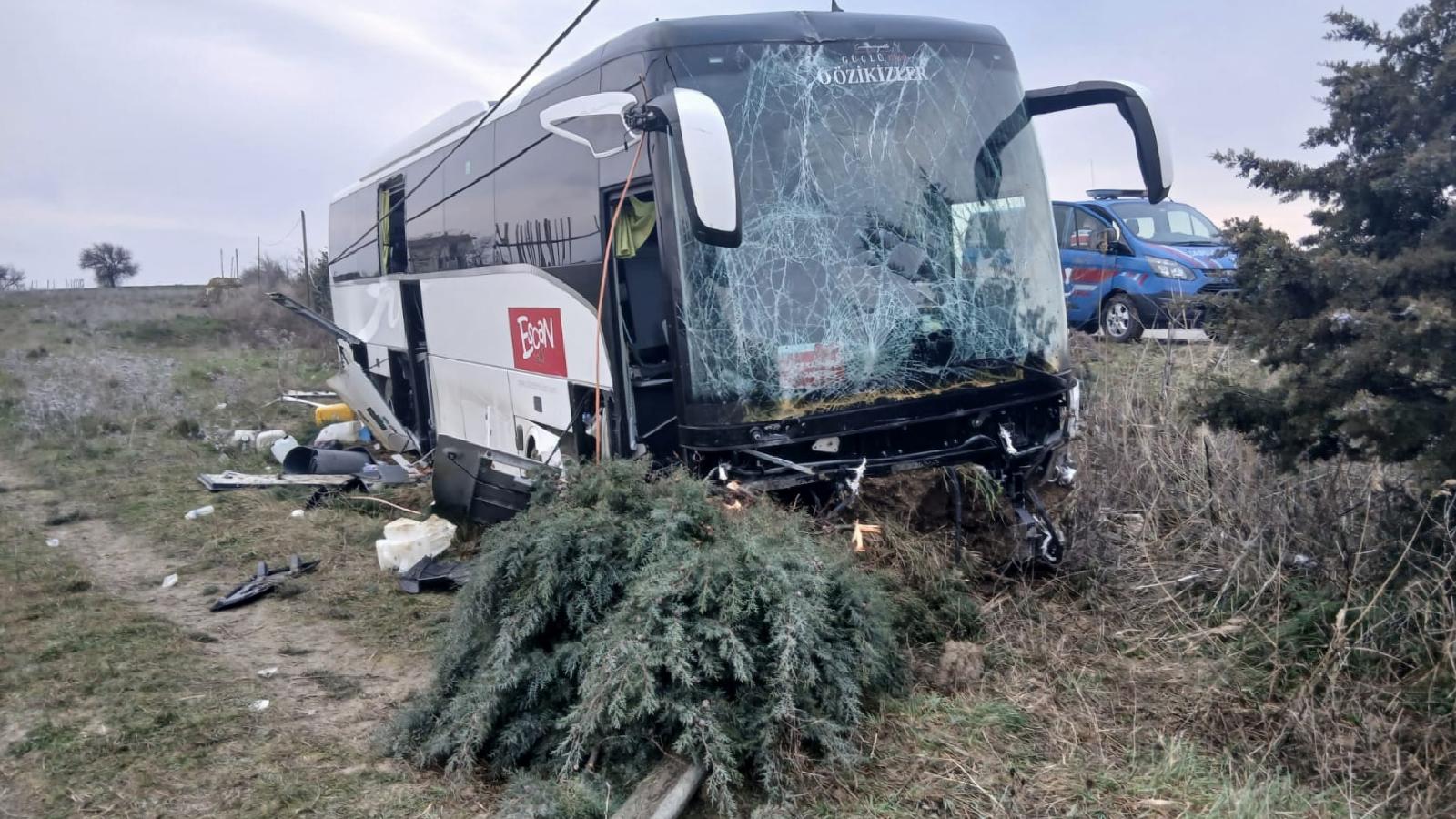 GÜNCELLEME – Çanakkale’de yoldan çıkıp boş araziye giren tur otobüsündeki 37 kişi yaralandı haberi