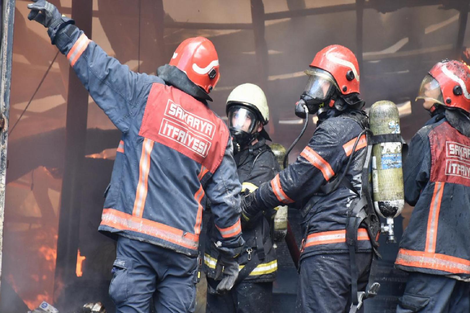 GÜNCELLEME – Sakarya’da mobilyacılar çarşısında çıkan yangın kontrol altına alındı haberi