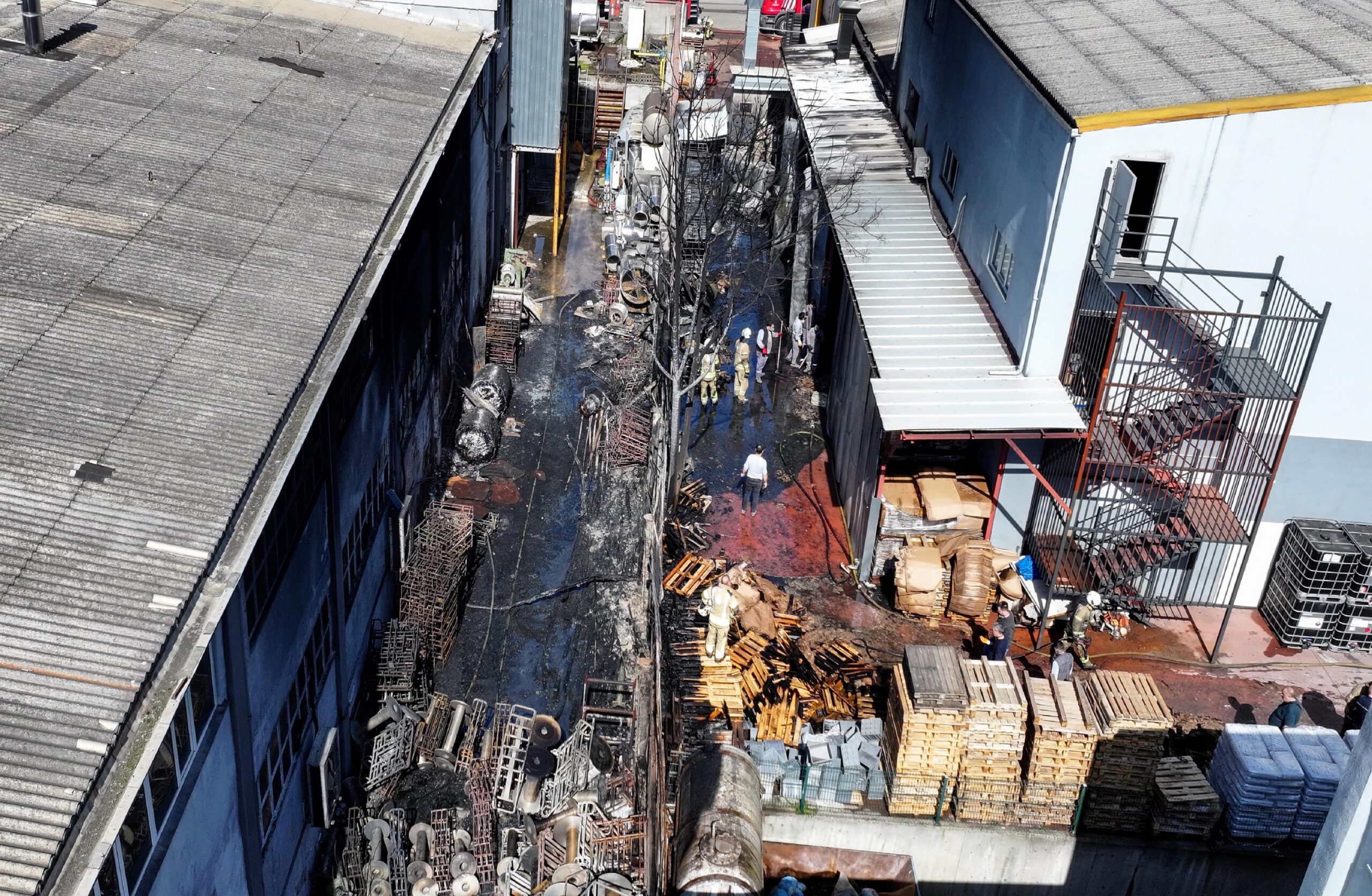 GÜNCELLEME – Tuzla’da kimyasal madde üretimi yapılan fabrikanın dış bölümünde çıkan yangın söndürüldü haberi