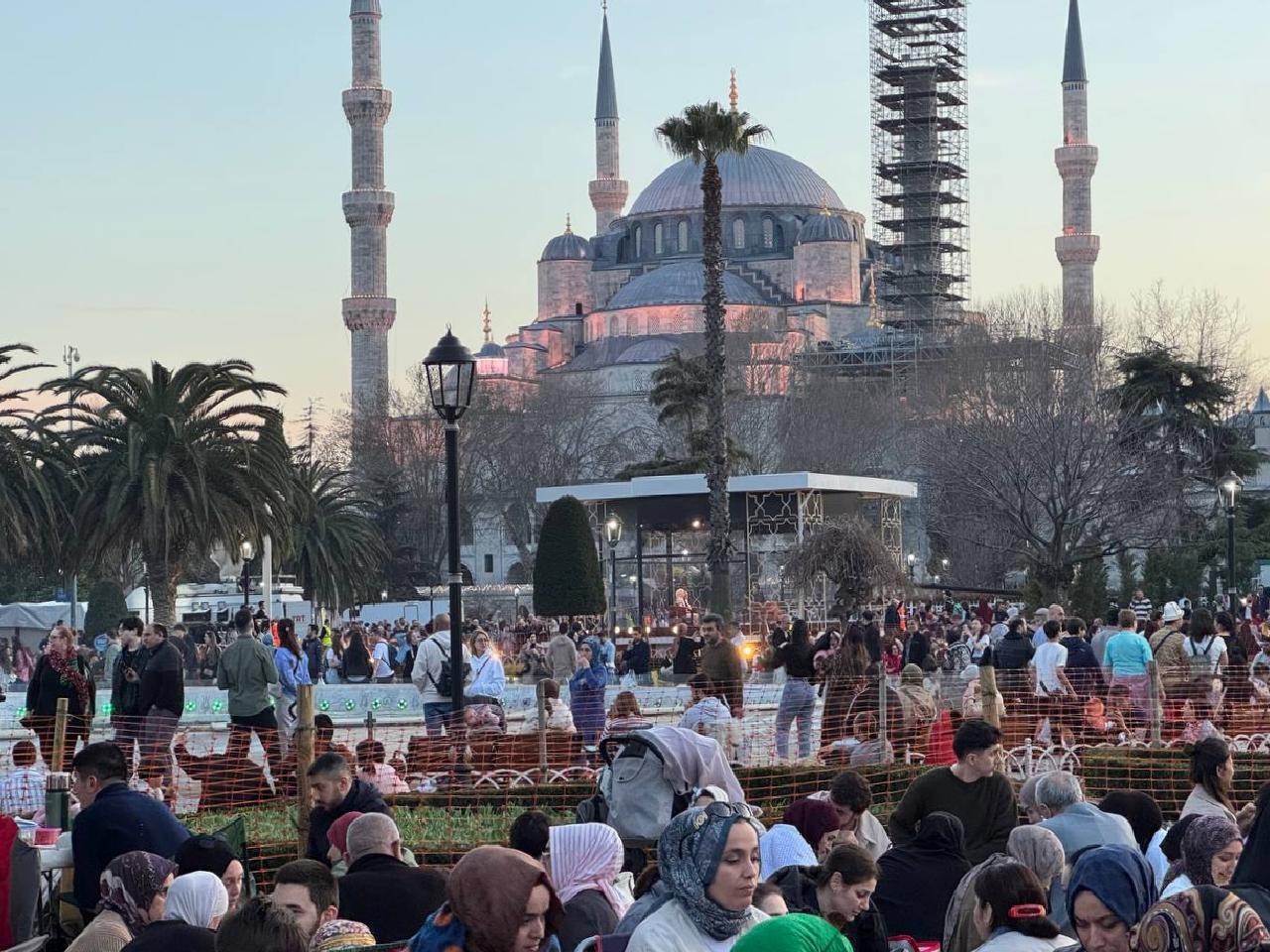 Güzel havayı fırsat bilen İstanbullular yeşil alanlarda iftar yaptı haberi