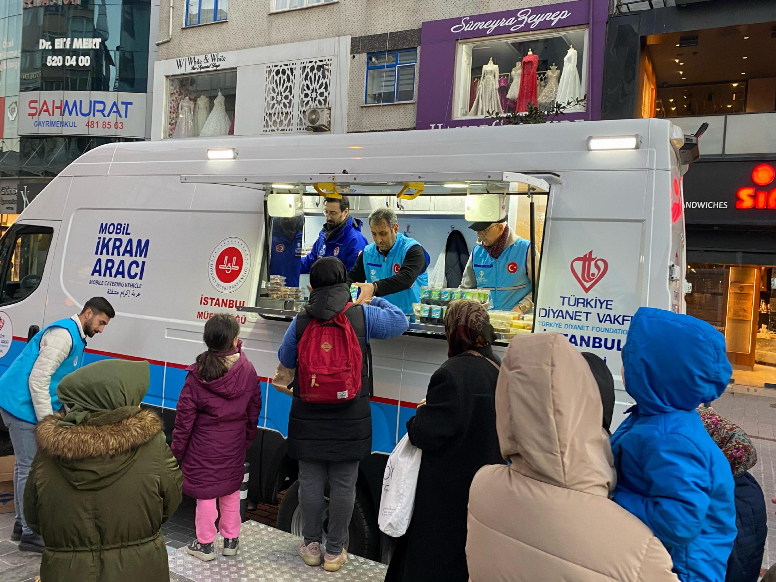 İstanbul Müftülüğü mobil araçla vatandaşlara iftarlık ikram ediyor haberi