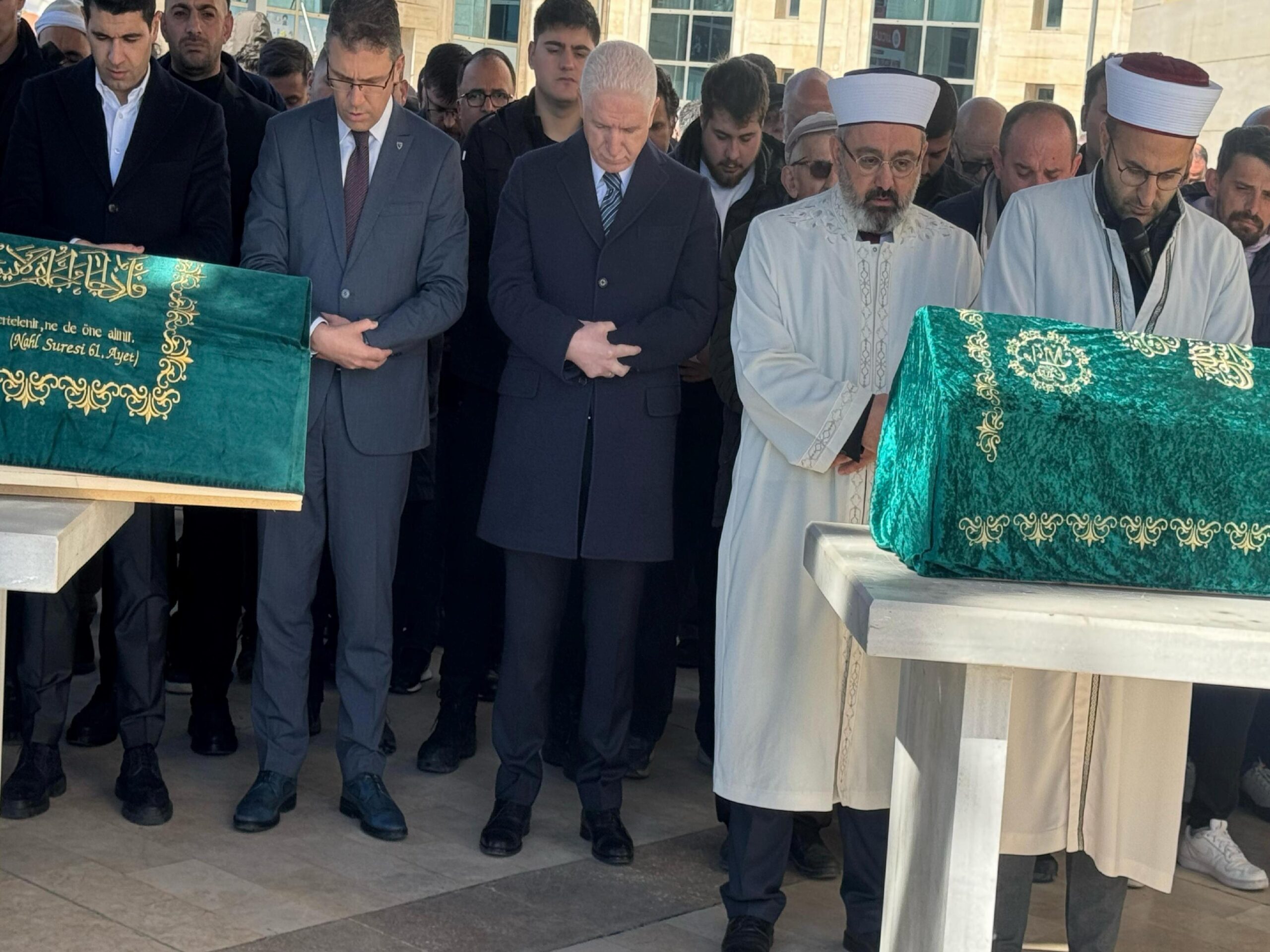 İstanbul Valisi Gül, eşi tarafından öldürülen kadın ve çocuklarının cenazesine katıldı haberi