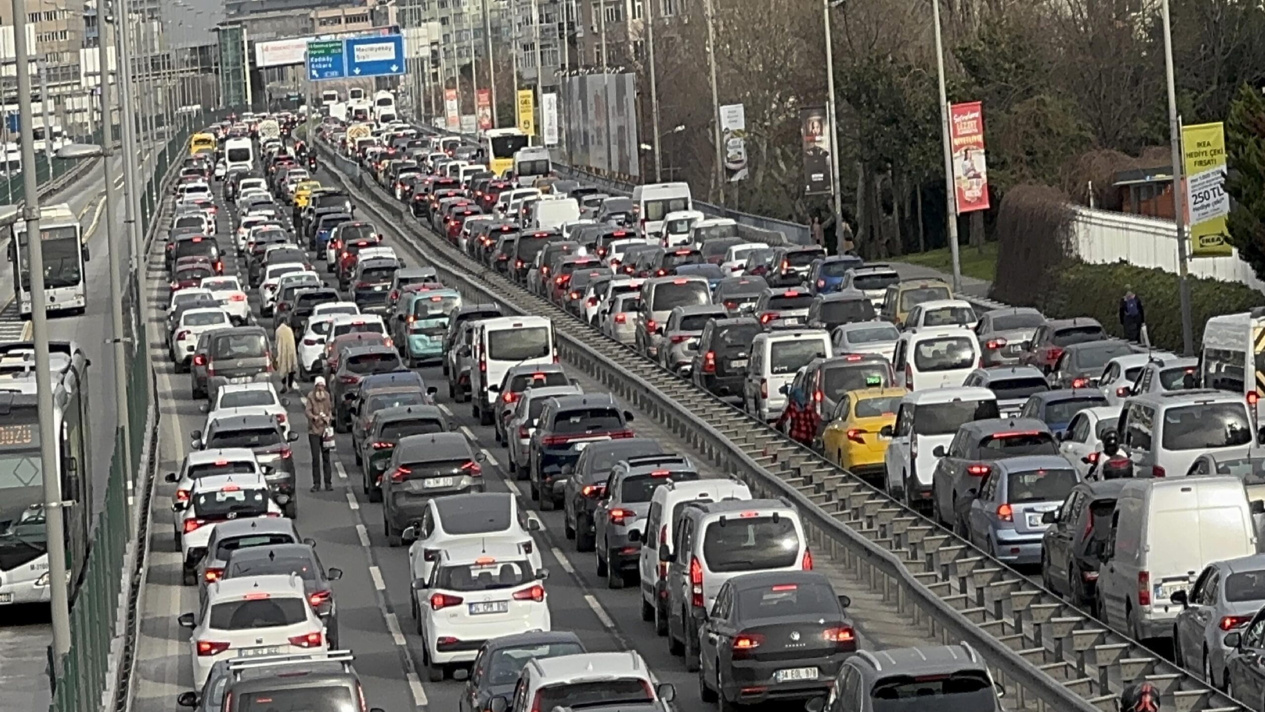 İstanbul’da akşam saatlerinde trafik yoğunluğu yaşanıyor haberi