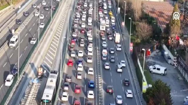 İstanbul’da akşam saatlerinde trafik yoğunluğu yaşanıyor haberi