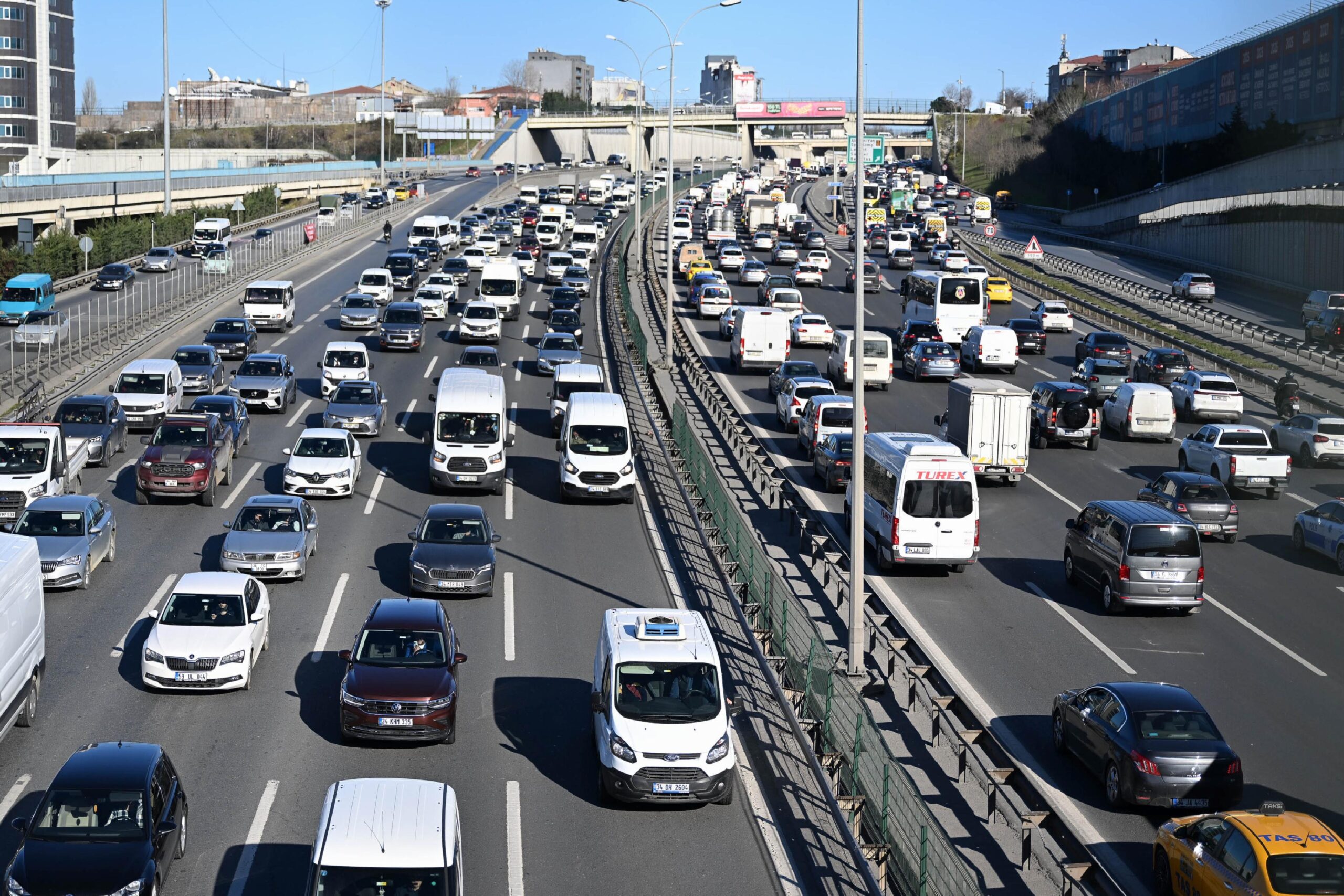 İstanbul’da akşam saatlerinde trafik yoğunluğu yaşanıyor haberi