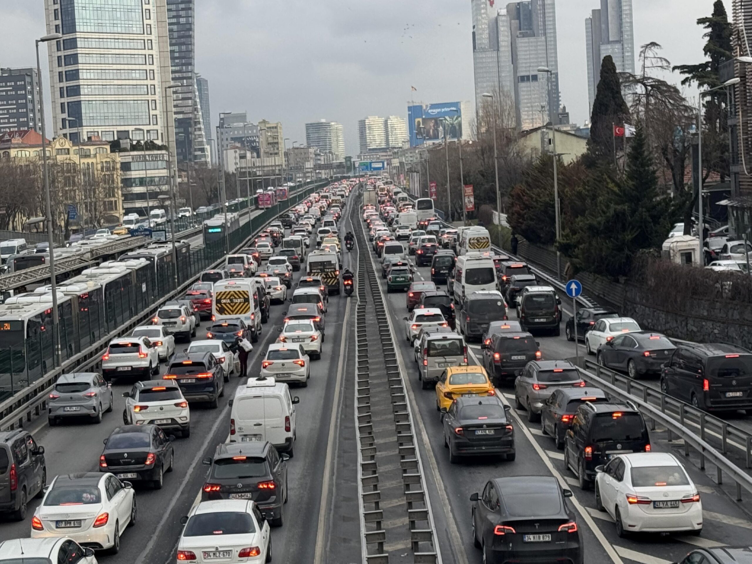 İstanbul’da akşam saatlerinde trafik yoğunluğu yüzde 80’e çıktı haberi