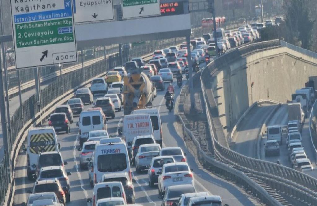 İstanbul’da akşam saatlerinde trafik yoğunluğu yüzde 80’e ulaştı haberi