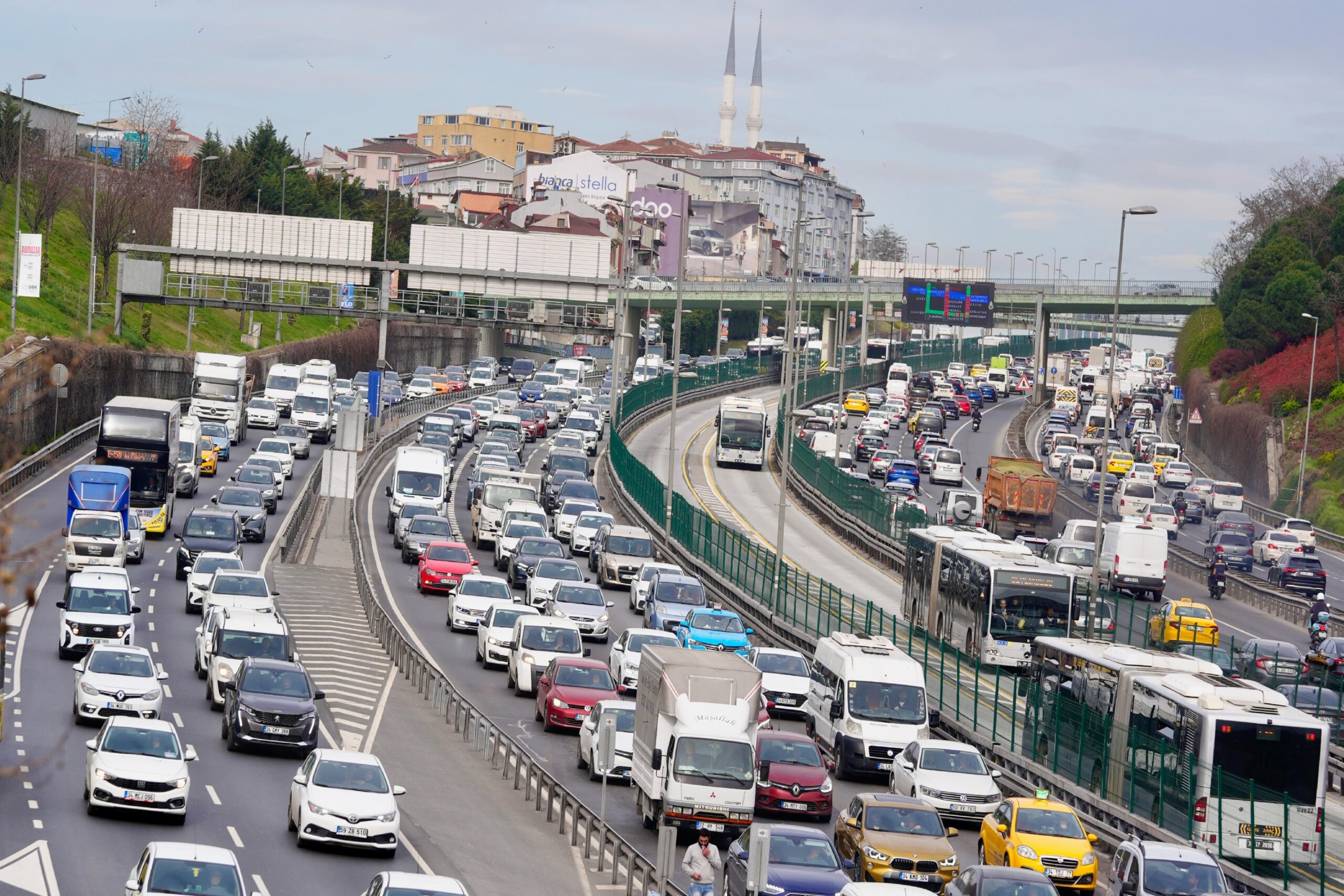 İstanbul’da akşam saatlerinde trafik yoğunluğu yüzde 80’i aştı haberi