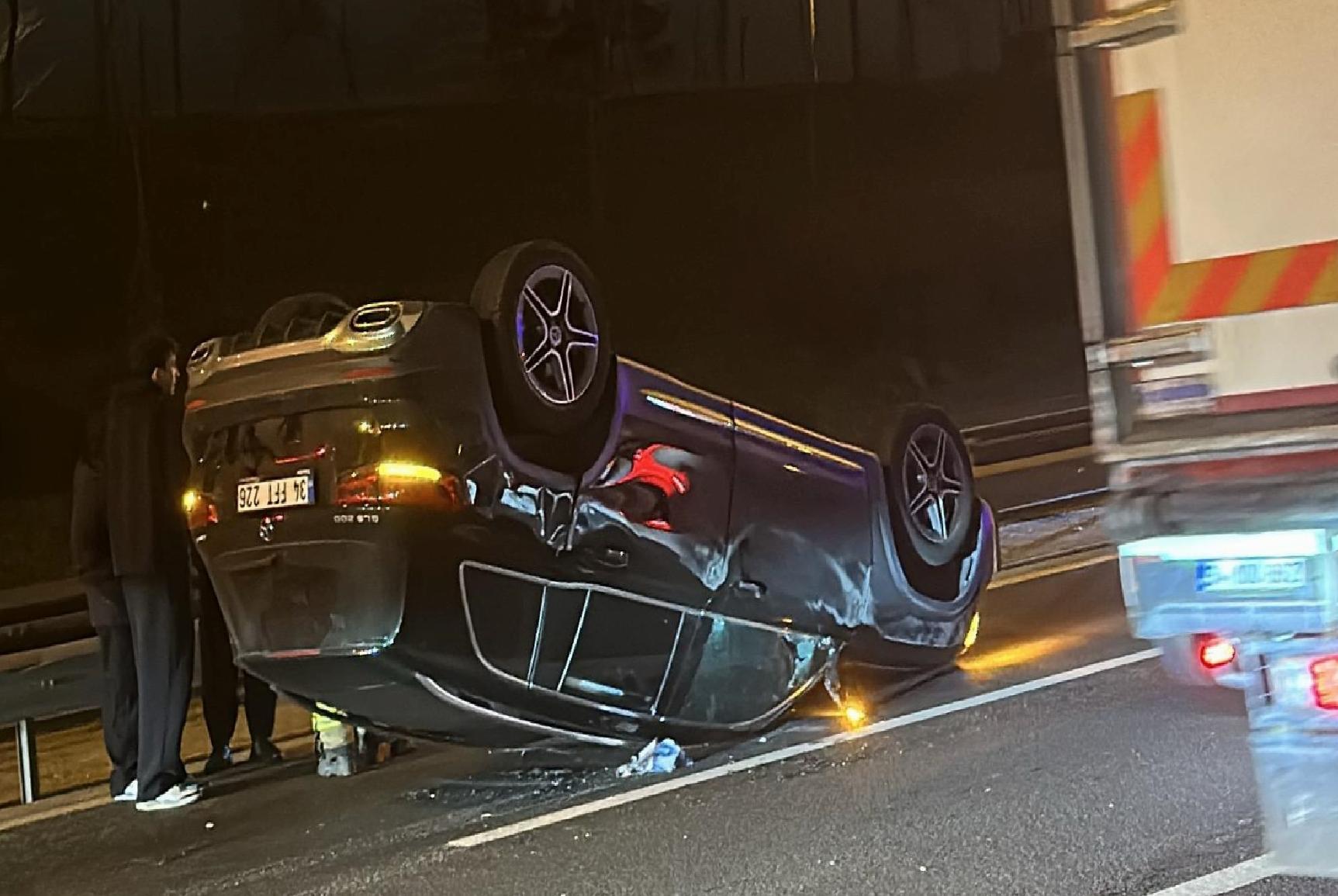 İstanbul’da araç sürücüsünün makas atması sonucu yaşanan trafik kazası kamerada haberi