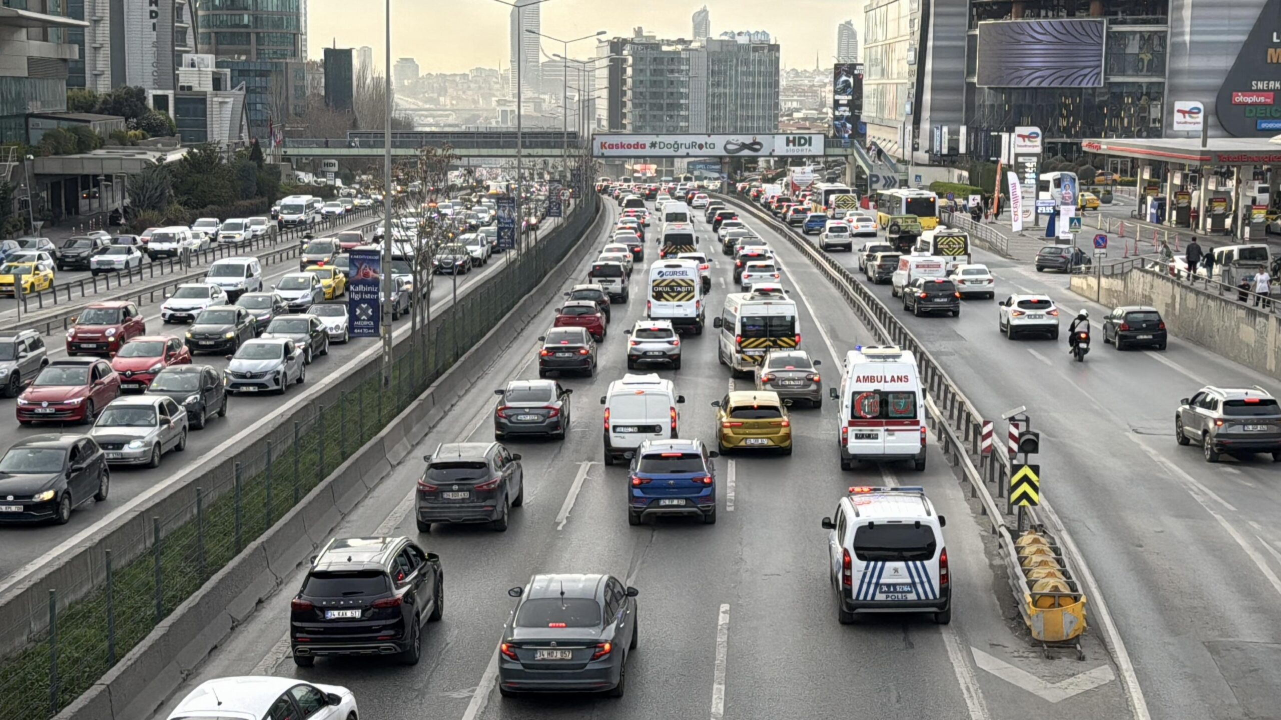 İstanbul’da hafta sonu akşam saatlerinde trafik yoğunluğu yaşandı haberi