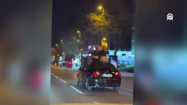 Kadıköy’de trafiği tehlikeye düşüren araç sürücüsü ve açılır tavanda oturan yolcuya ceza haberi