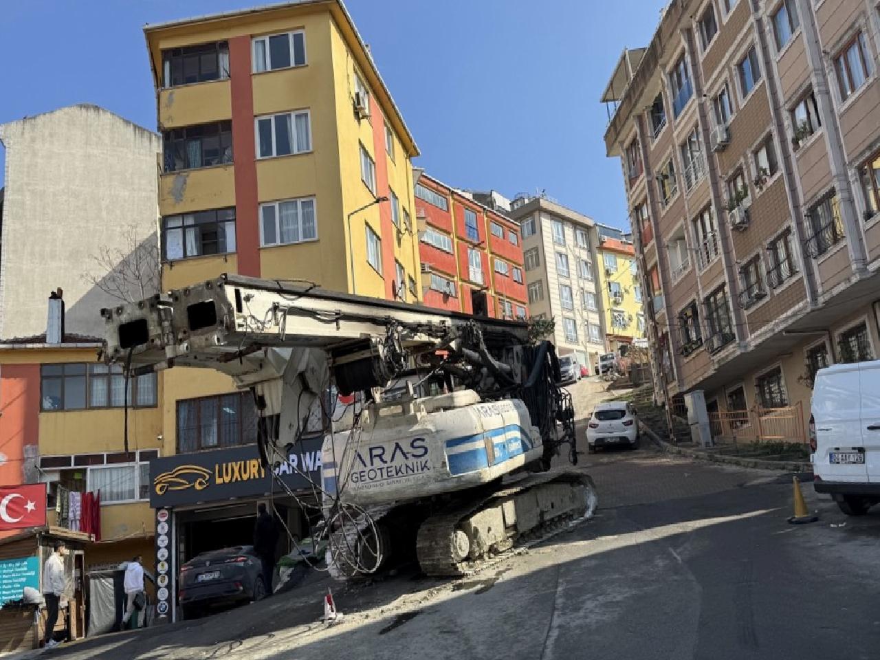 Kağıthane’de kontrolden çıkan iş makinesinin park halindeki araçlara çarpması kamerada haberi