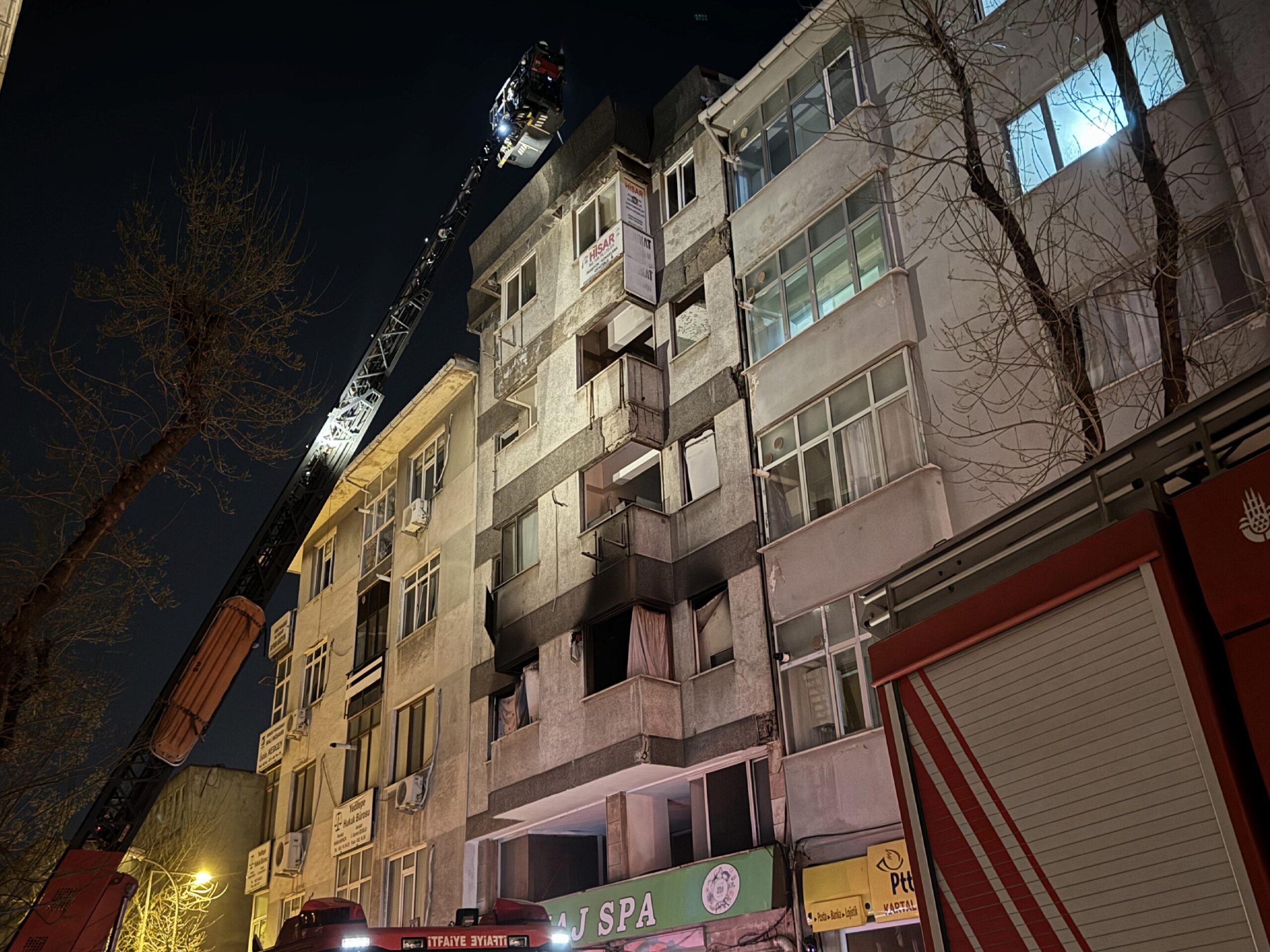 Kartal’da metruk bir binada çıkan yangın söndürüldü haberi