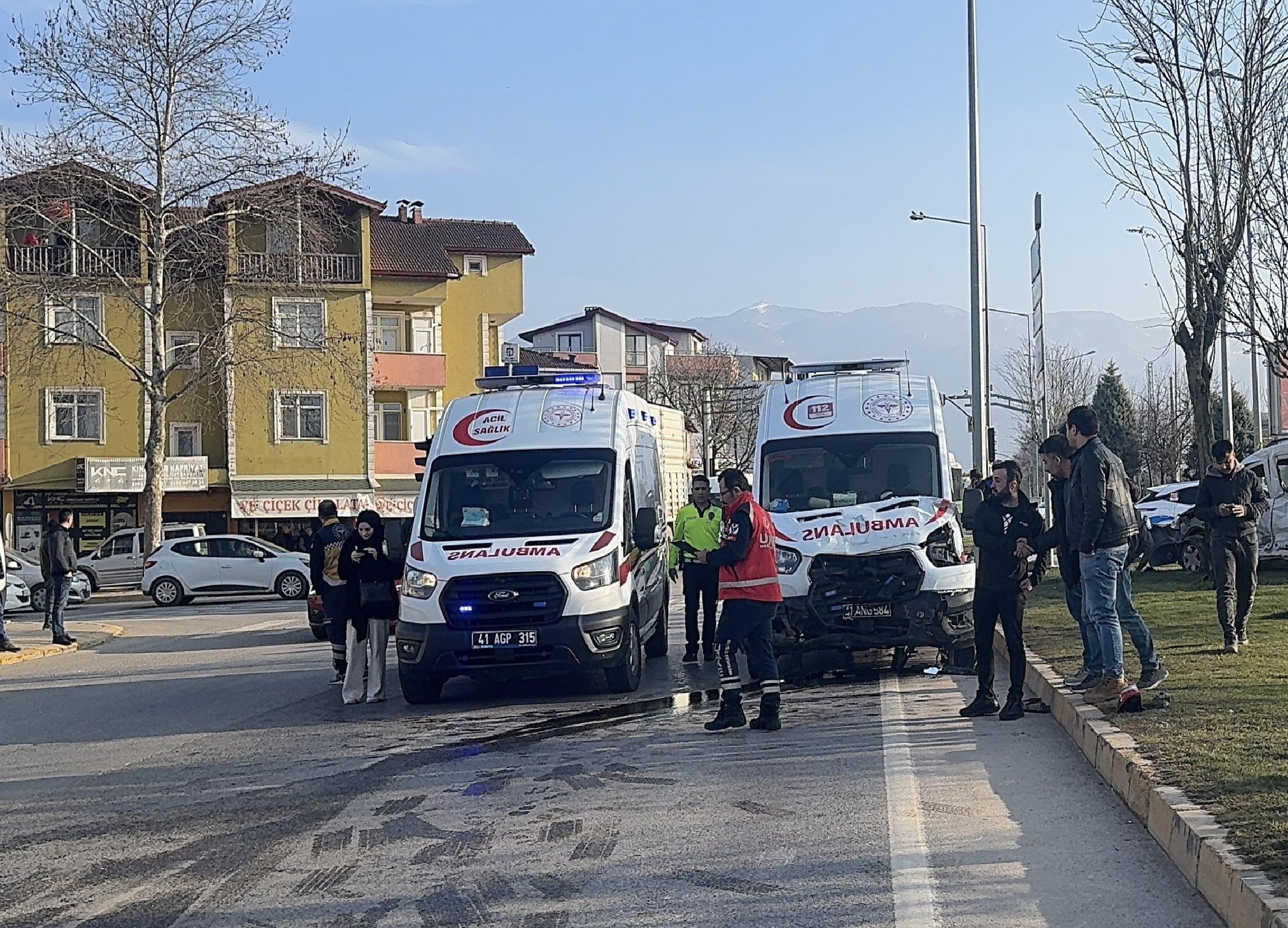 Kocaeli’de hamile kadını taşıyan ambulansın karıştığı kazada 5 kişi yaralandı haberi