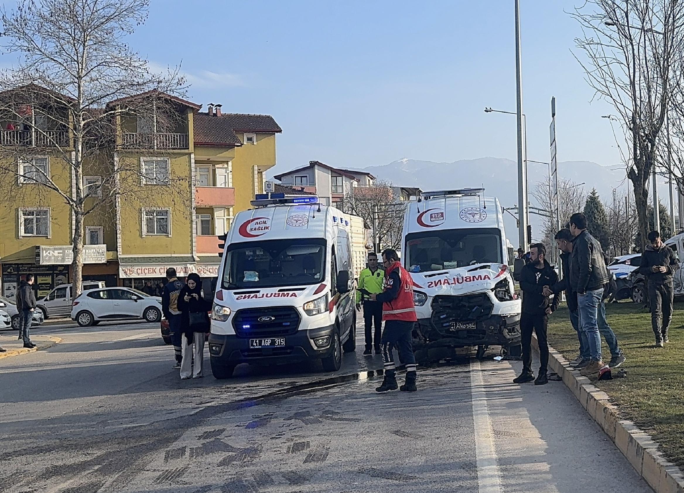 Kocaeli’de kaza yapan ambulanstaki hamile kadın ve karnındaki bebeği kurtarılamadı haberi