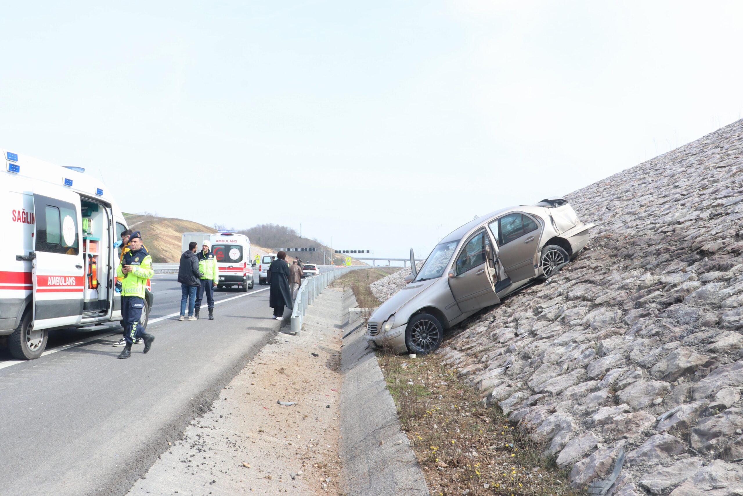 Kuzey Marmara Otoyolu’nda panelvanla çarpışan otomobildeki 2 kişi yaralandı haberi