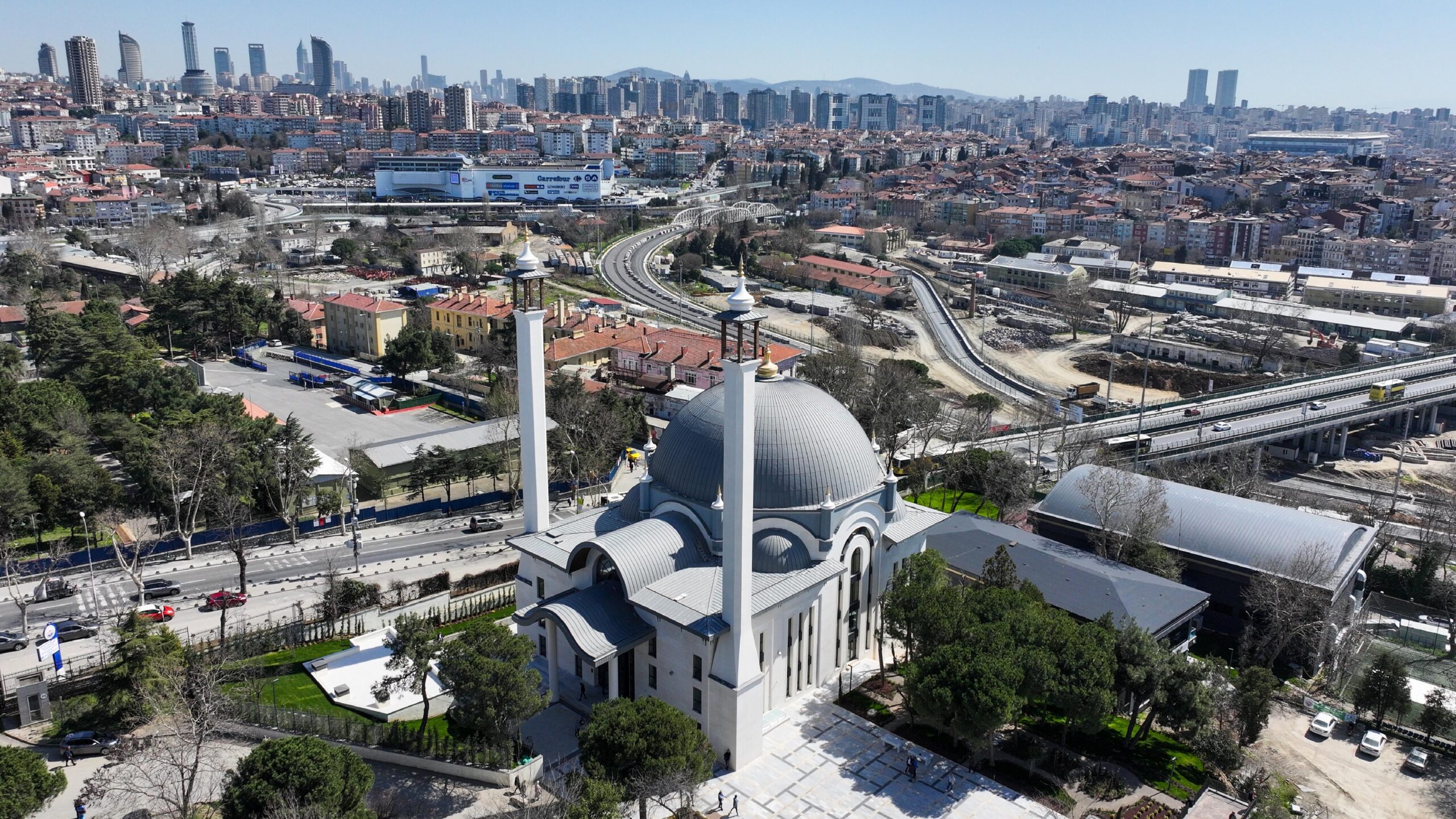 Mimarisiyle dikkati çeken SBÜ Tıbbiye Camisi ibadete açıldı haberi