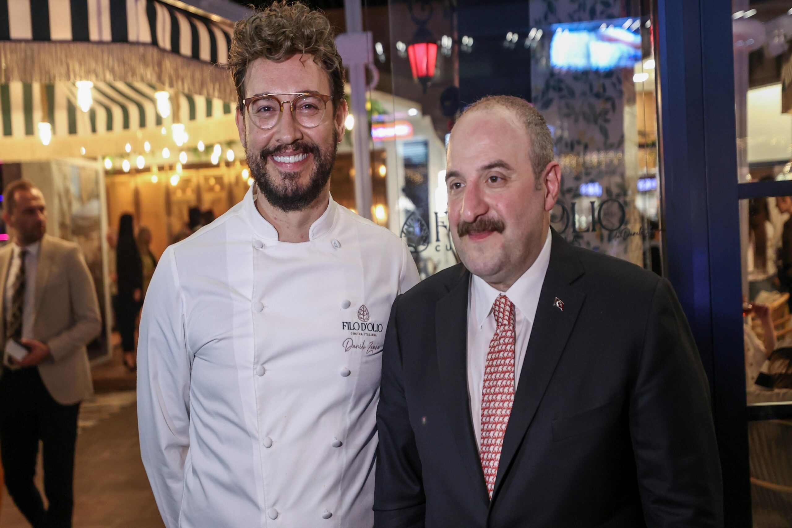 Mustafa Varank ile İtalyan şef Danilo, koruma altındaki çocuklarla iftarda buluştu haberi