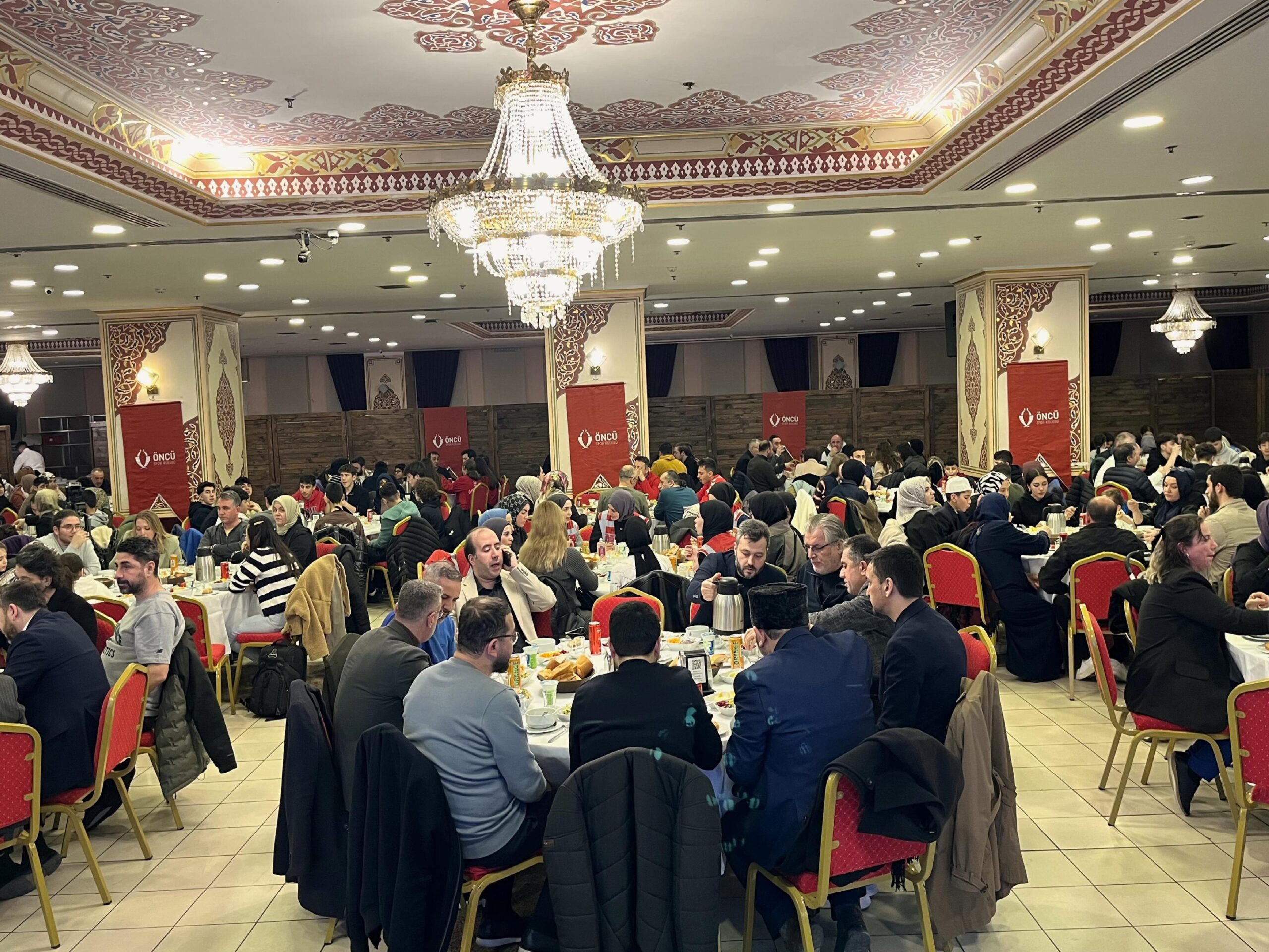 ÖNDER’in Öncü Spor Kulübü, imam hatipli şampiyon sporcuları iftarda buluşturdu haberi