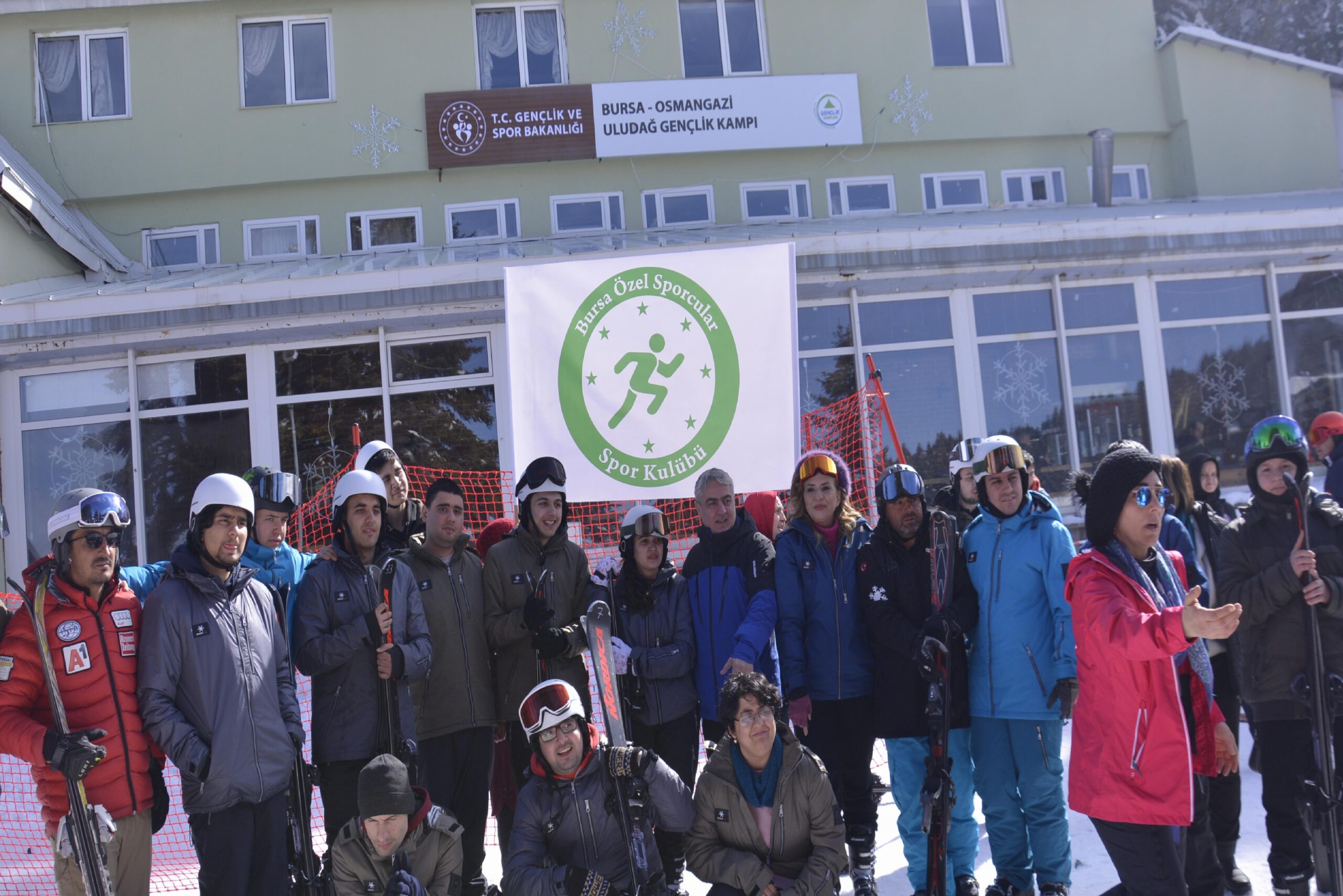 Otizmli gençler Uludağ’da kamp yaptı haberi