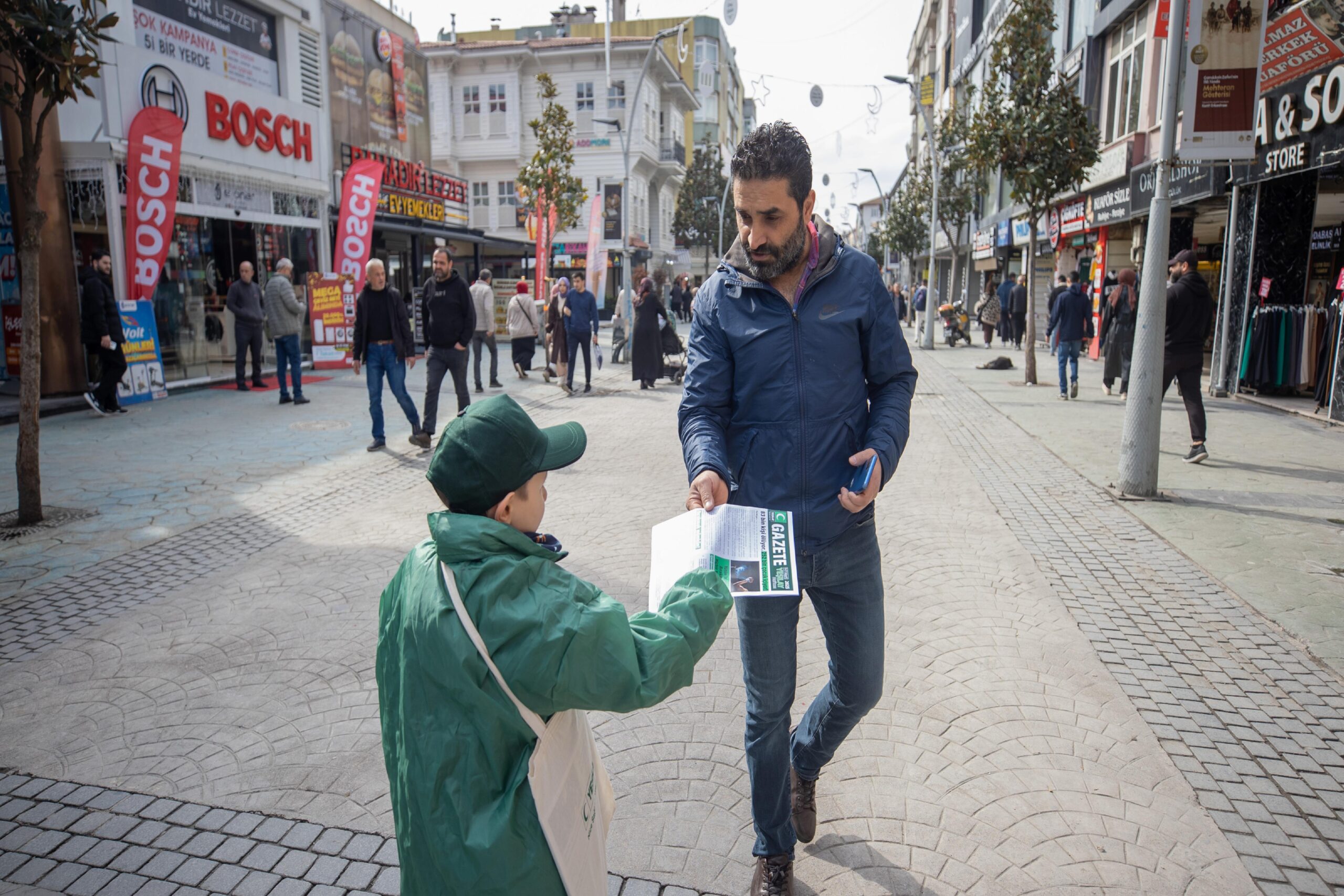 Sakarya’da gençler ve çocuklar, Yeşilay Haftası’nda sağlıklı yaşam için gazete dağıttı haberi