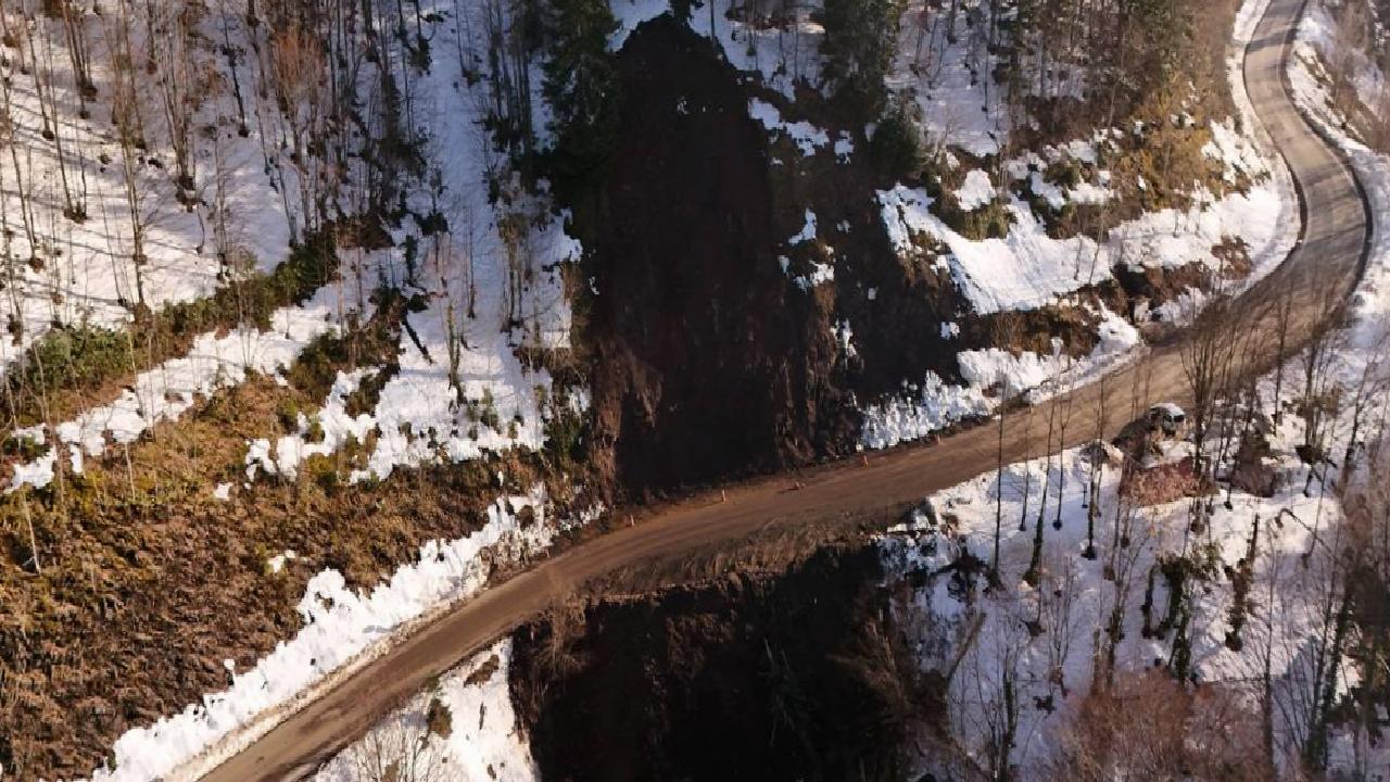 Sakarya’da heyelan nedeniyle kapanan yol ulaşıma açıldı haberi