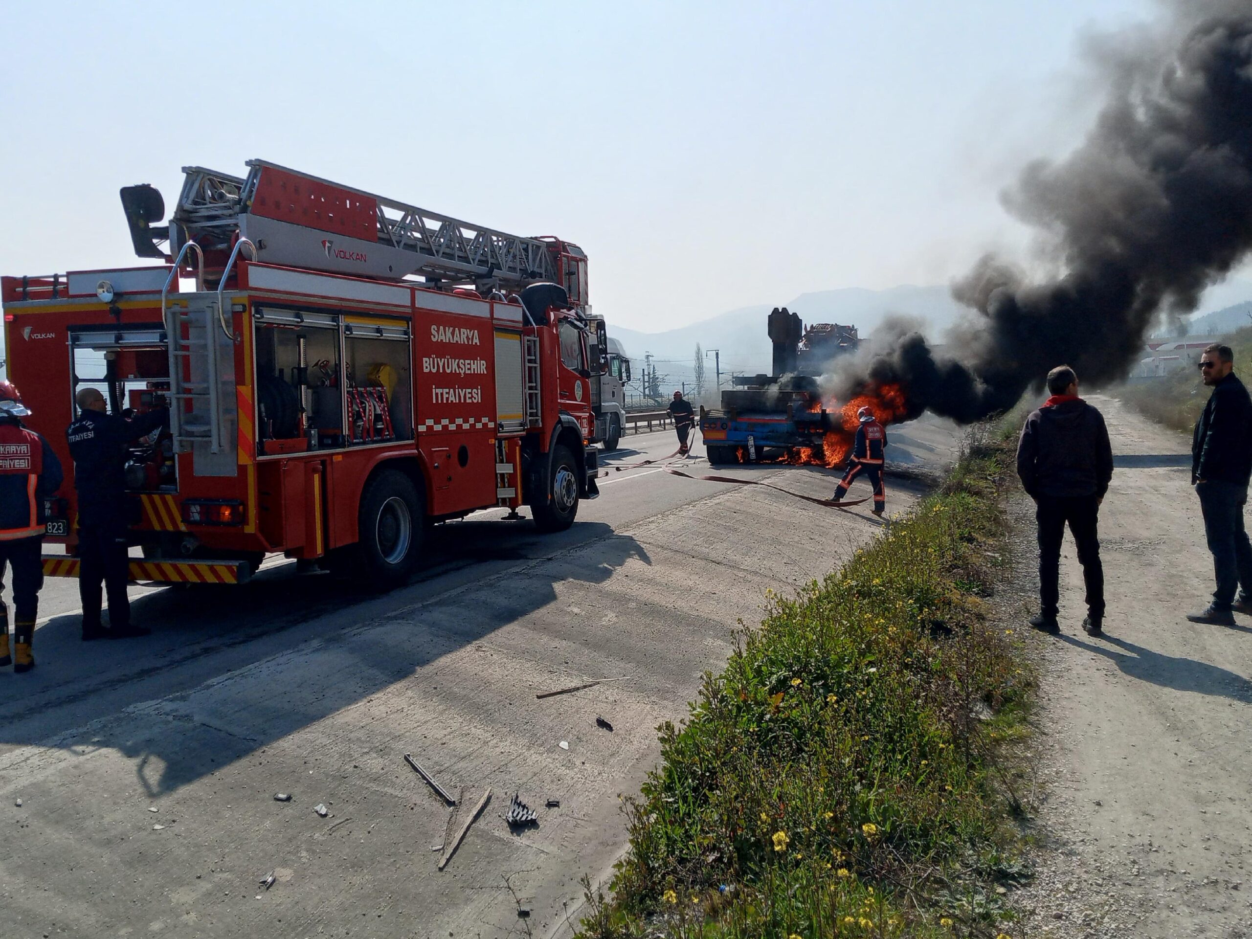 Sakarya’da iş makinesi taşıyan tırda çıkan yangın söndürüldü haberi