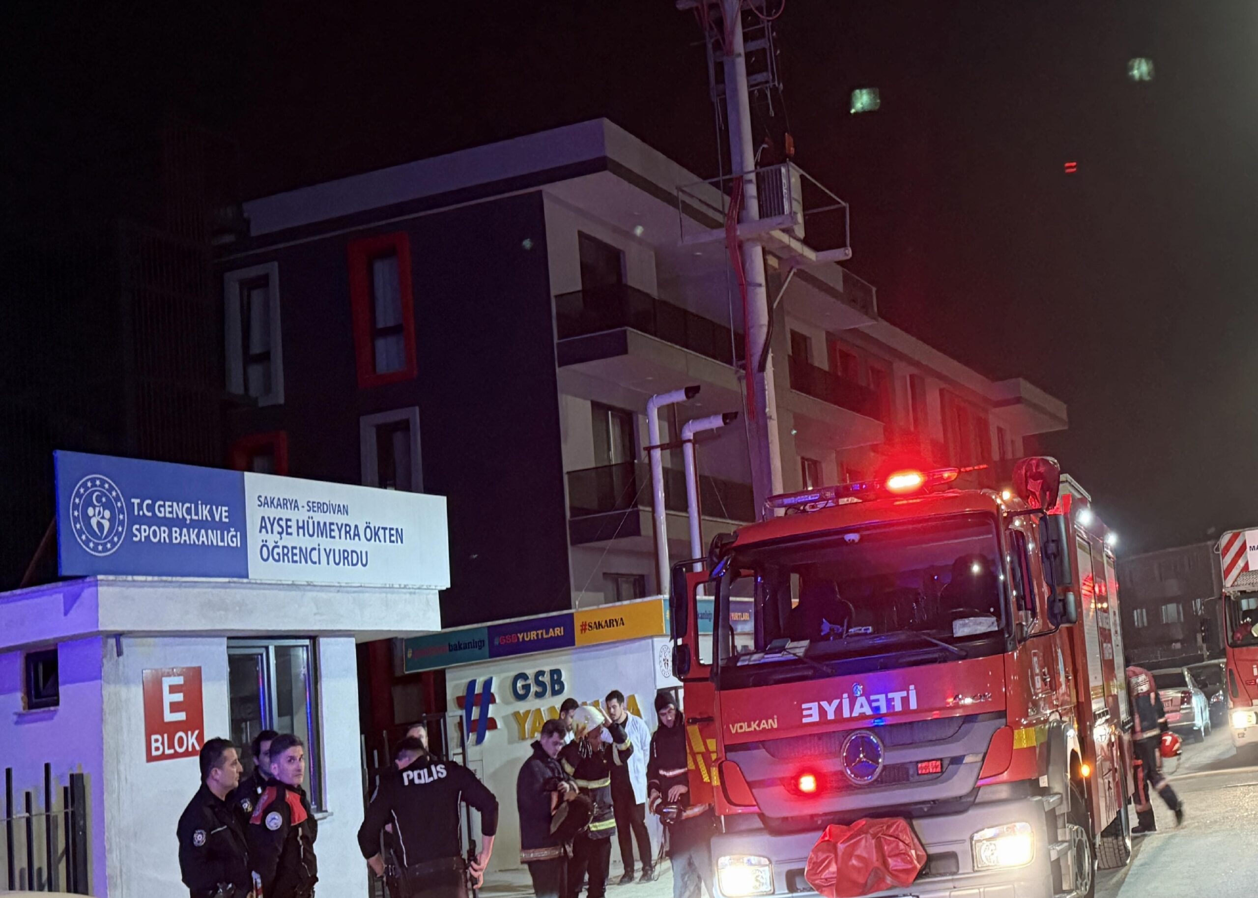 Sakarya’da öğrenci yurdunda çıkan yangın nedeniyle yurt tahliye edildi haberi