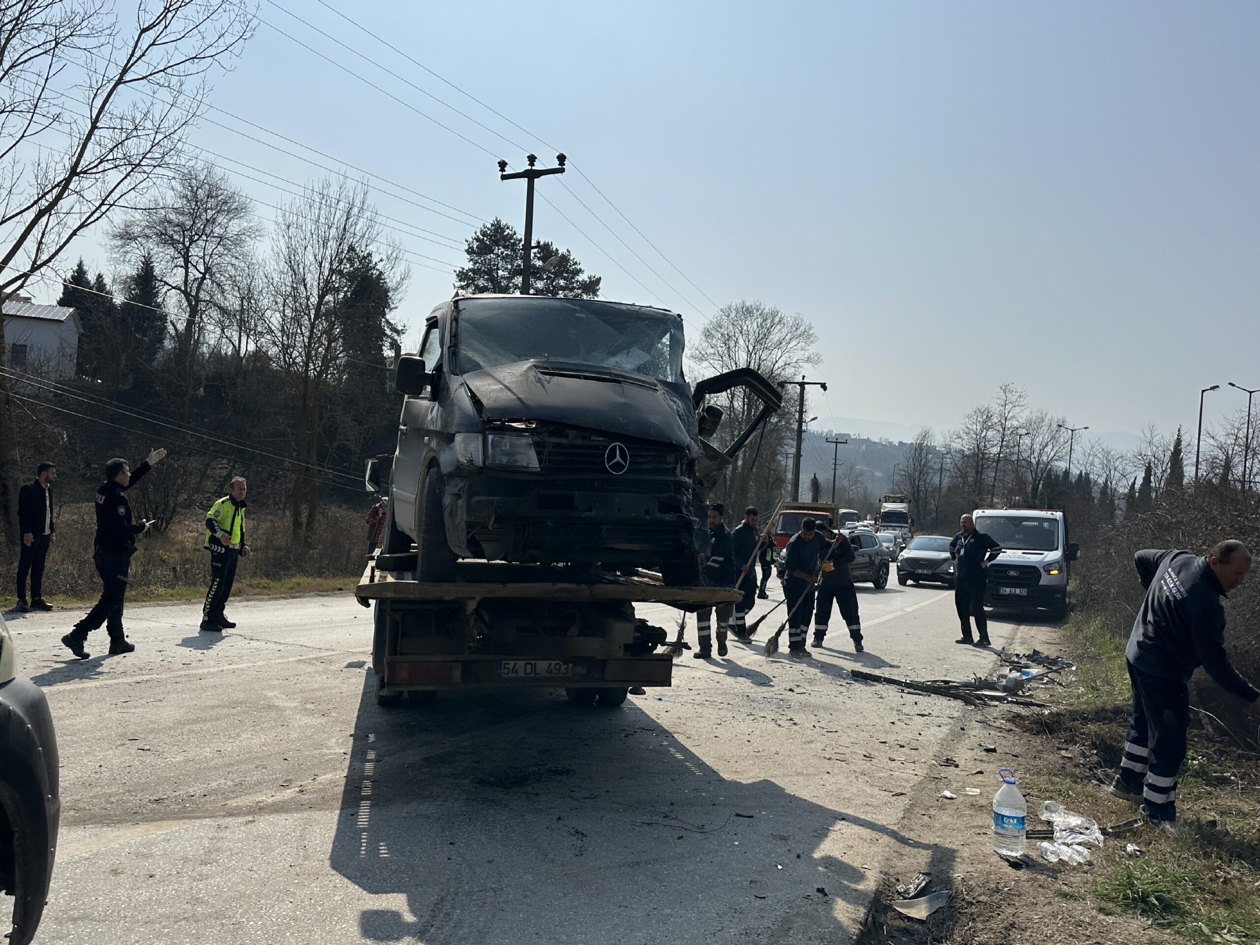 Sakarya’da otomobil ile hafif ticari aracın çarpıştığı kazada 10 kişi yaralandı haberi