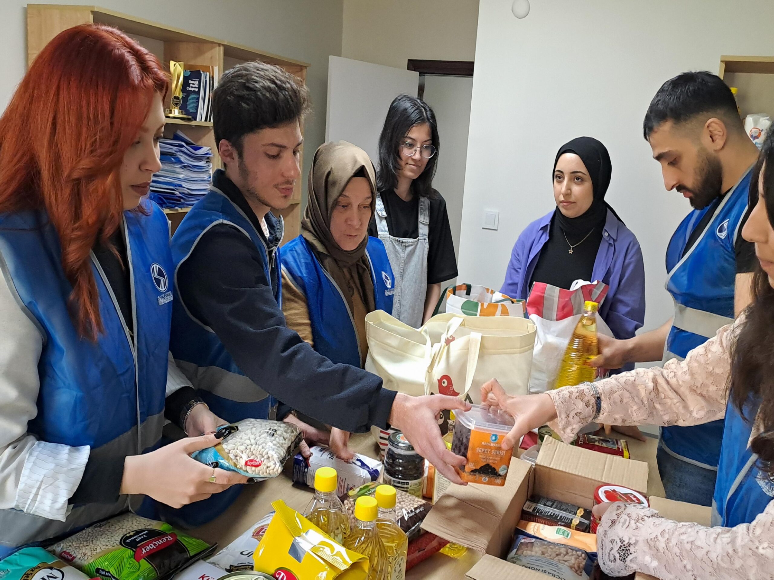 Sakarya’da üniversite öğrencileri ramazanda yardımlarıyla ihtiyaç sahiplerinin gönlüne dokunuyor haberi