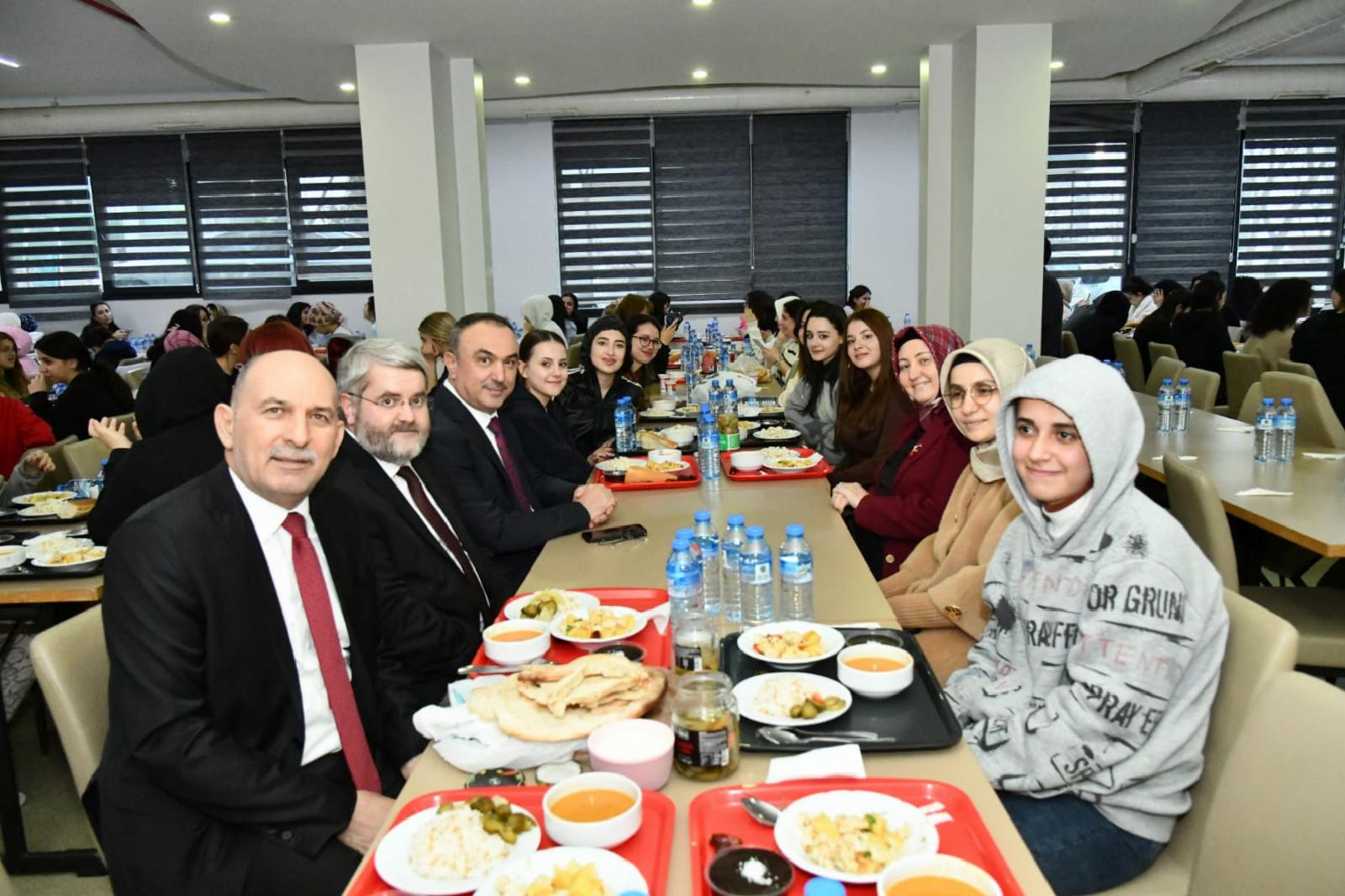 Tekirdağ Valisi Soytürk KYK yurtlarında kalan öğrencilerle bir araya geldi haberi