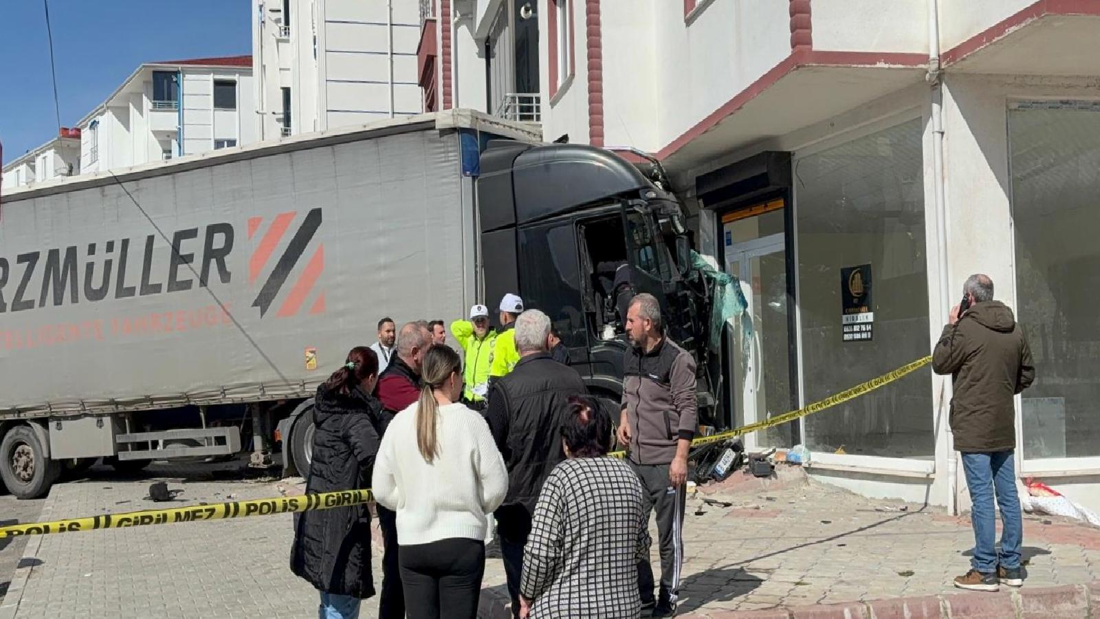 Tekirdağ’da direksiyon başında rahatsızlanan tır sürücüsü dükkana çarptı haberi