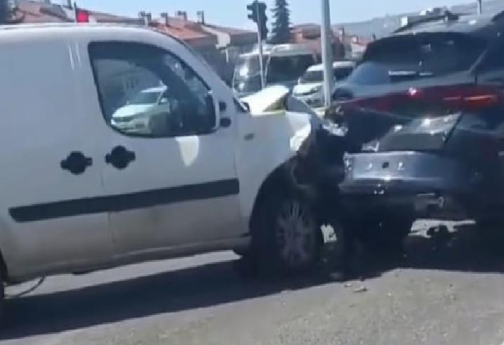 Tekirdağ’da hafif ticari araçla otomobilin çarpıştığı kazada 3 kişi yaralandı haberi