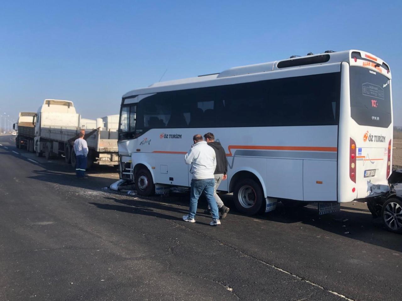 Tekirdağ’da işçi servisi ile tırın çarpıştığı kazada 7 kişi hafif yaralandı haberi