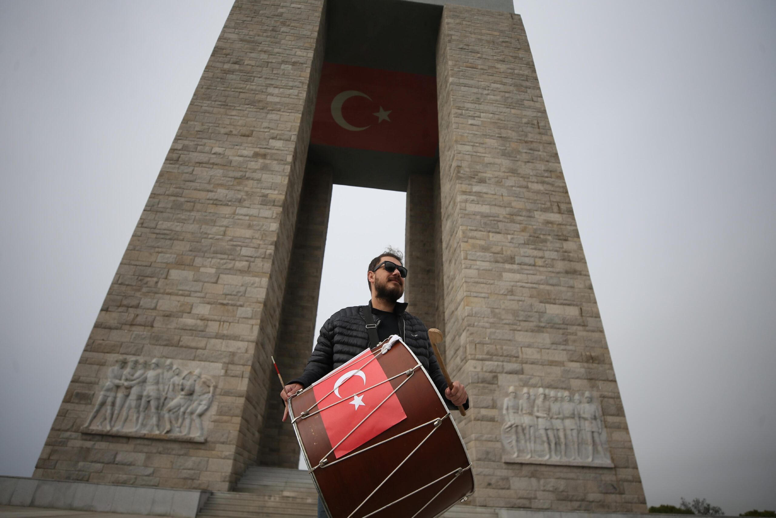 Tekirdağ’dan Çanakkale Zaferi için davul çalarak yola çıkan müzisyen Şehitler Abidesi’ne ulaştı haberi