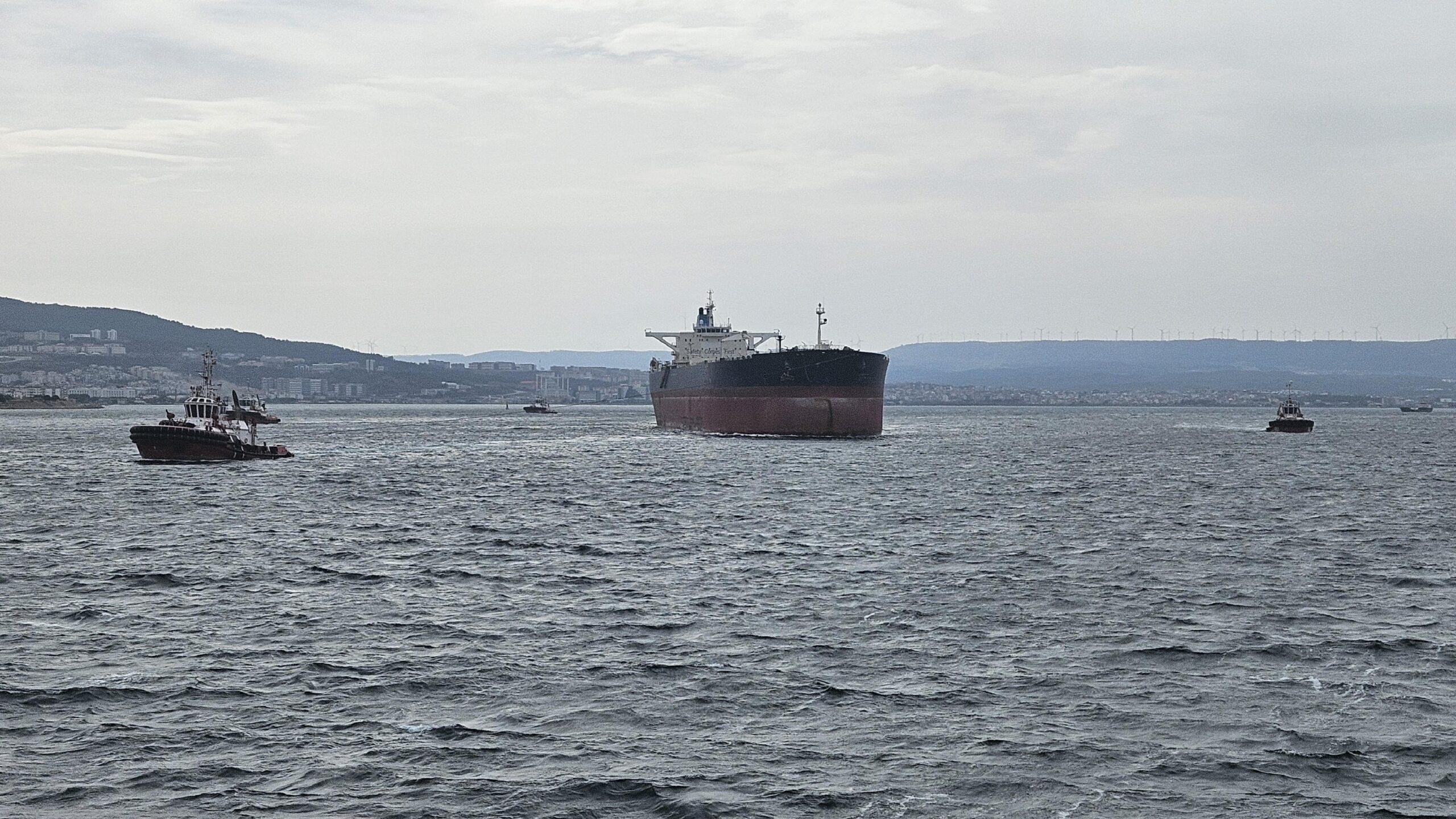 Tersane bakımına götürülen tanker Çanakkale Boğazı’ndan geçirildi haberi