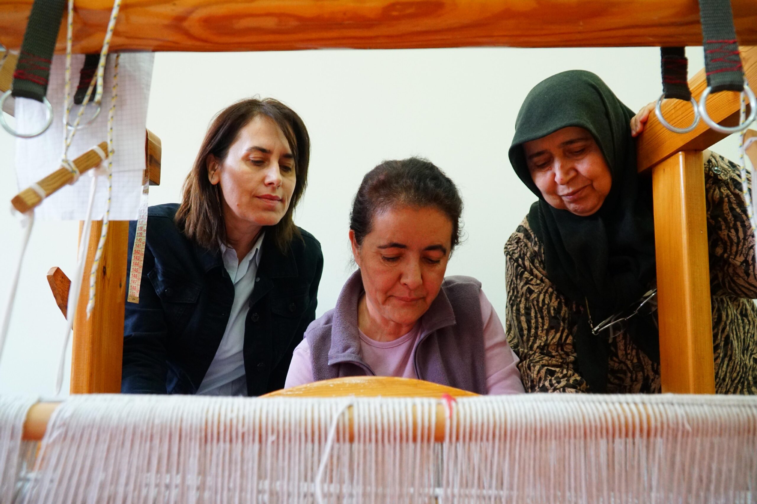 Usta öğretici anne ve kızı, Balkan mirası Karacakılavuz dokumasını kadınlara öğretiyor haberi