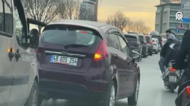 Zeytinburnu’nda bir kişi tartıştığı otomobilin sürücüsünü darbetti haberi